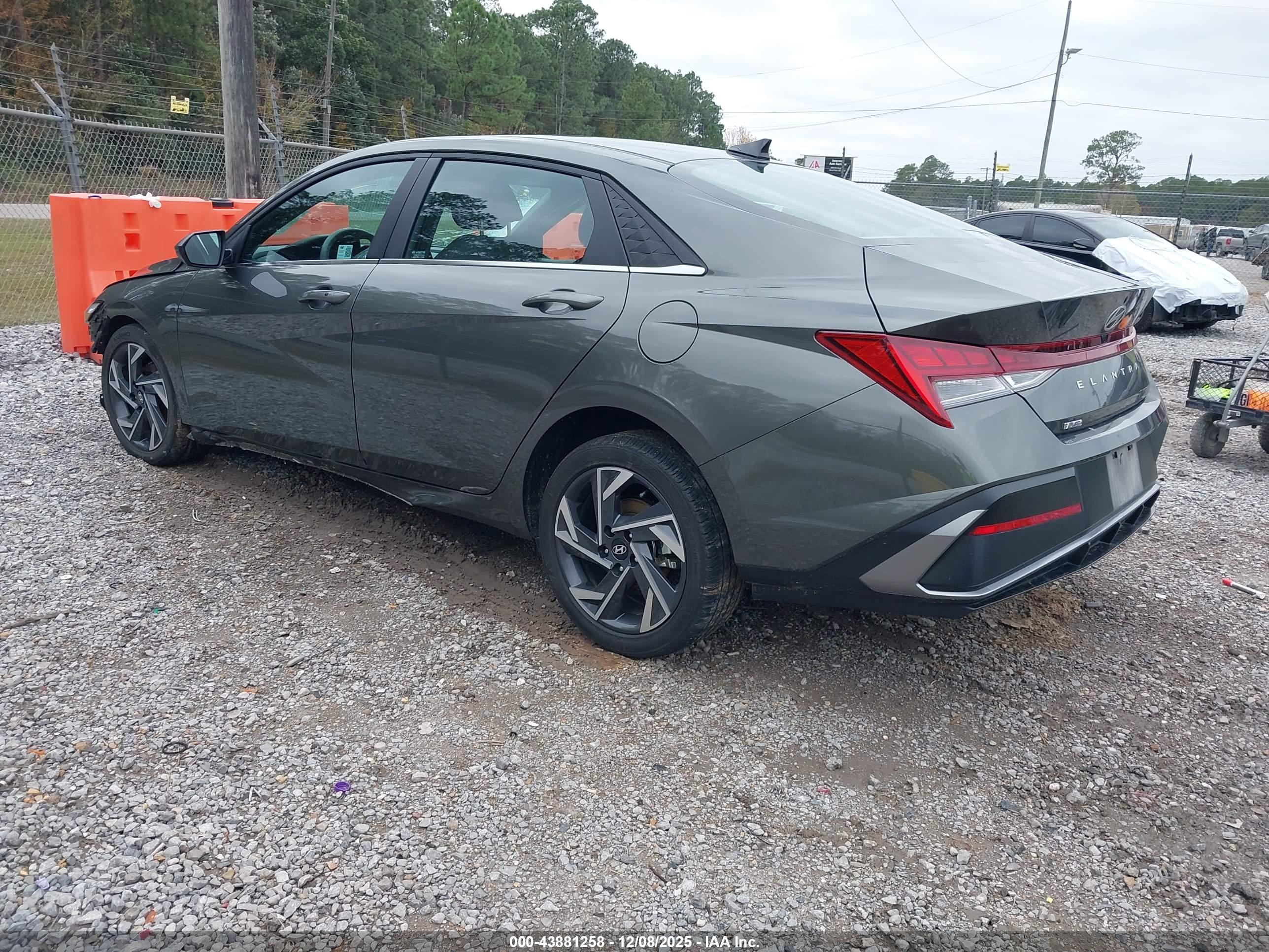 HYUNDAI ELANTRA image 3