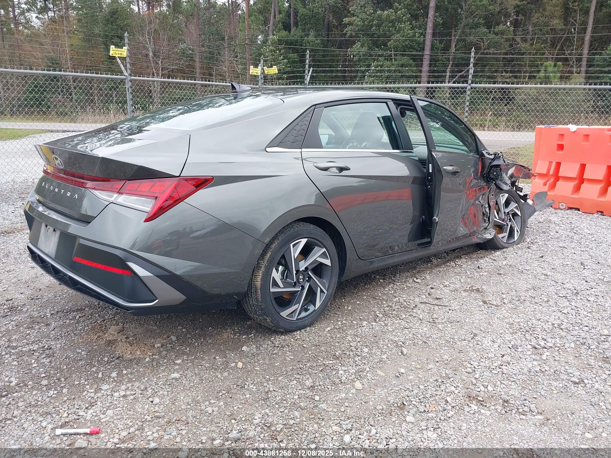 HYUNDAI ELANTRA image 4
