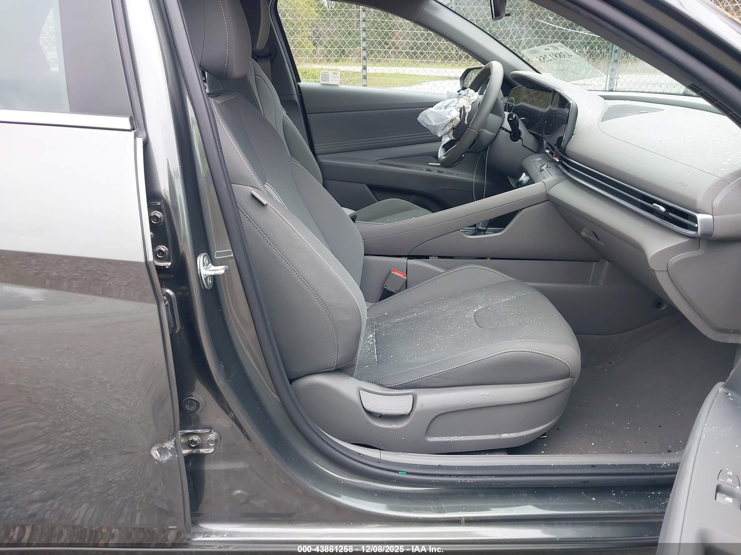 HYUNDAI ELANTRA image 5