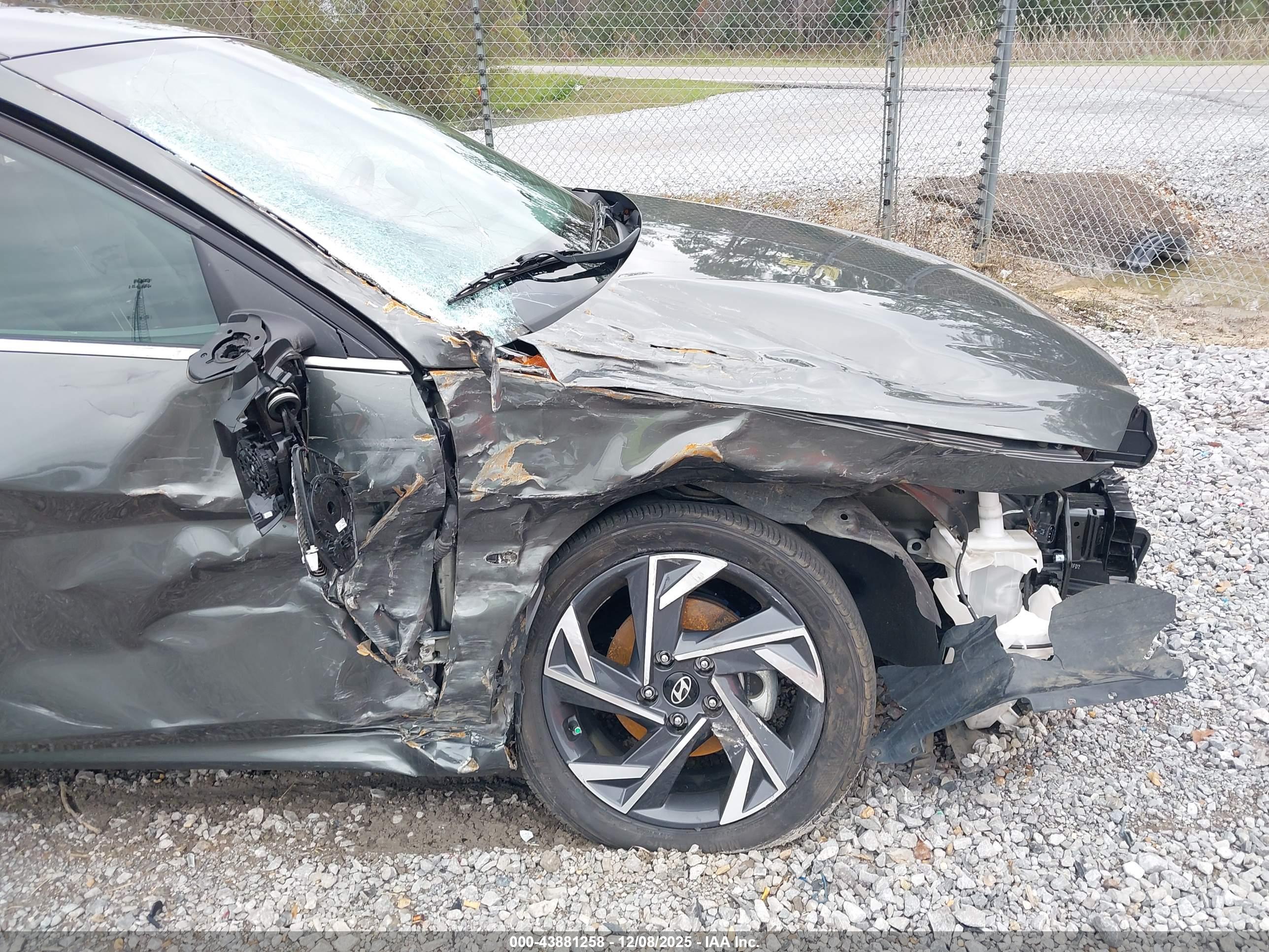 HYUNDAI ELANTRA image 6
