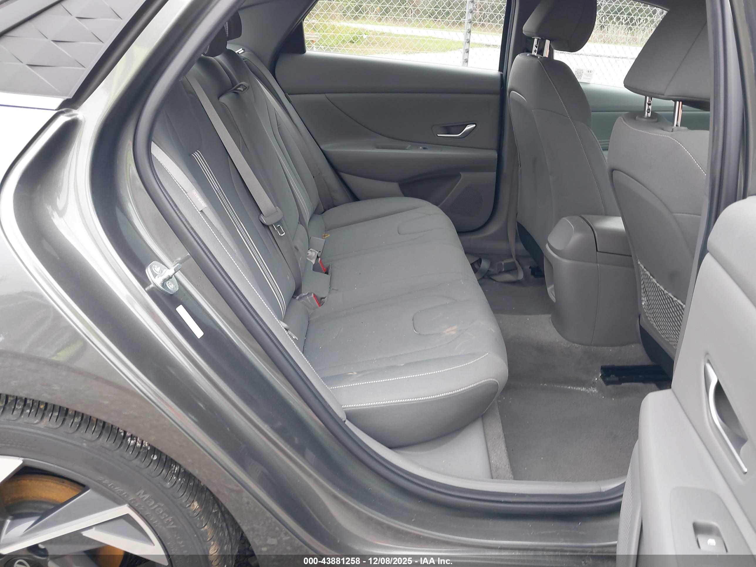 HYUNDAI ELANTRA image 8