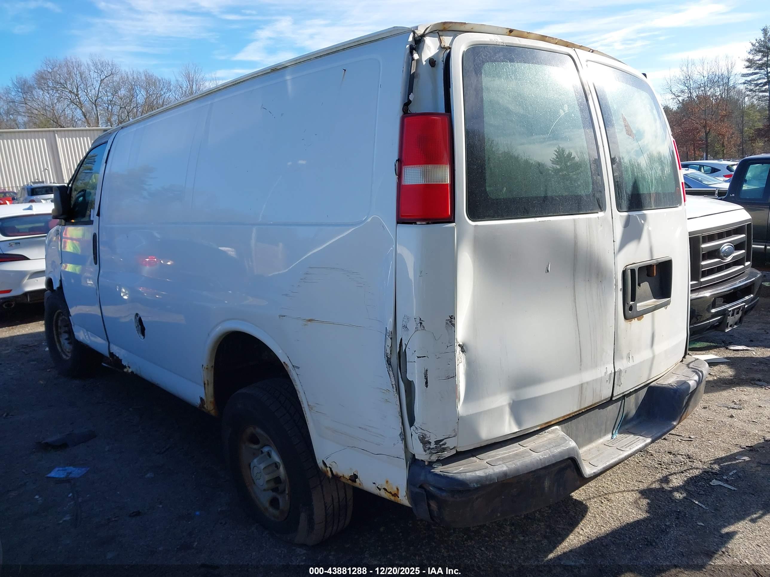 CHEVROLET EXPRESS image 3