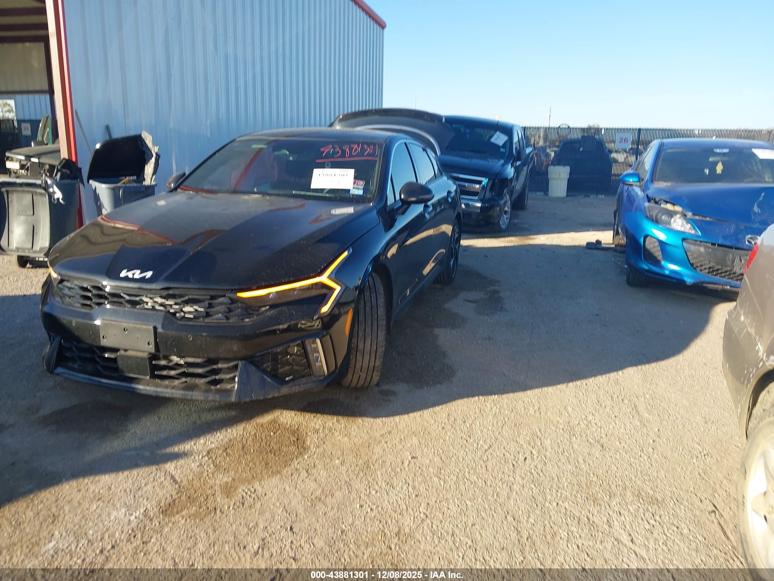 KIA K5 image 2