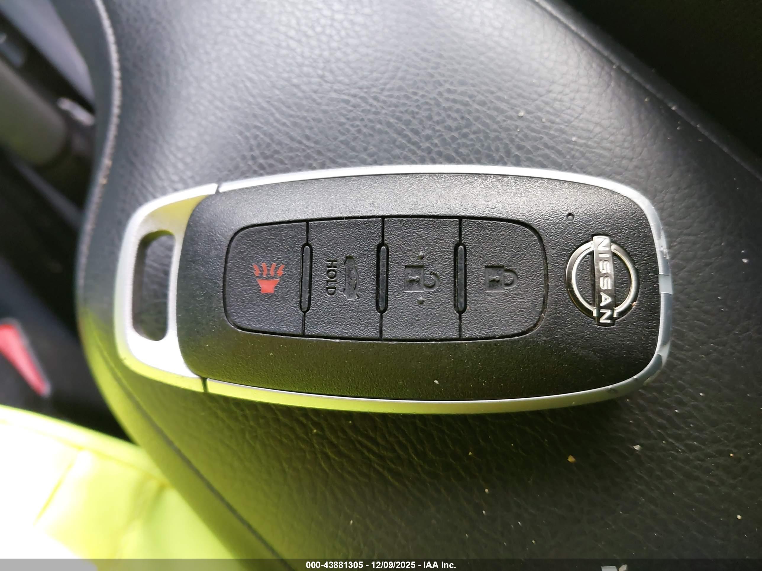 NISSAN VERSA image 11