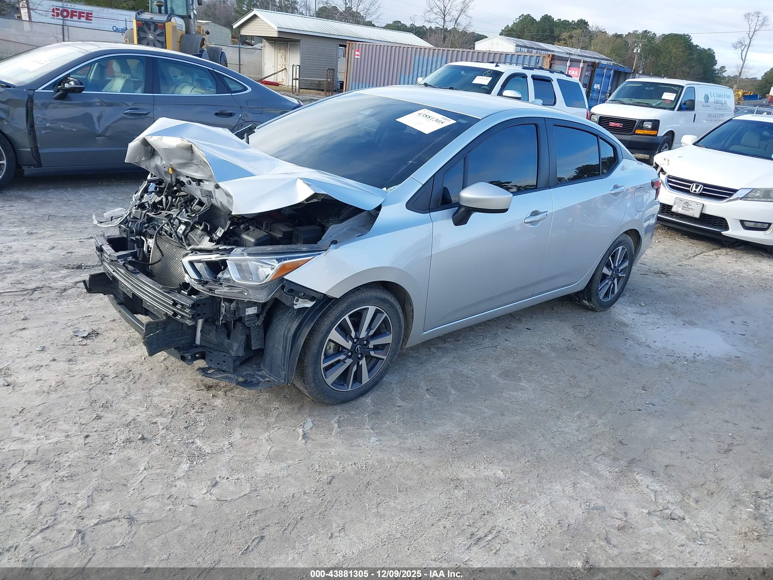 NISSAN VERSA image 2
