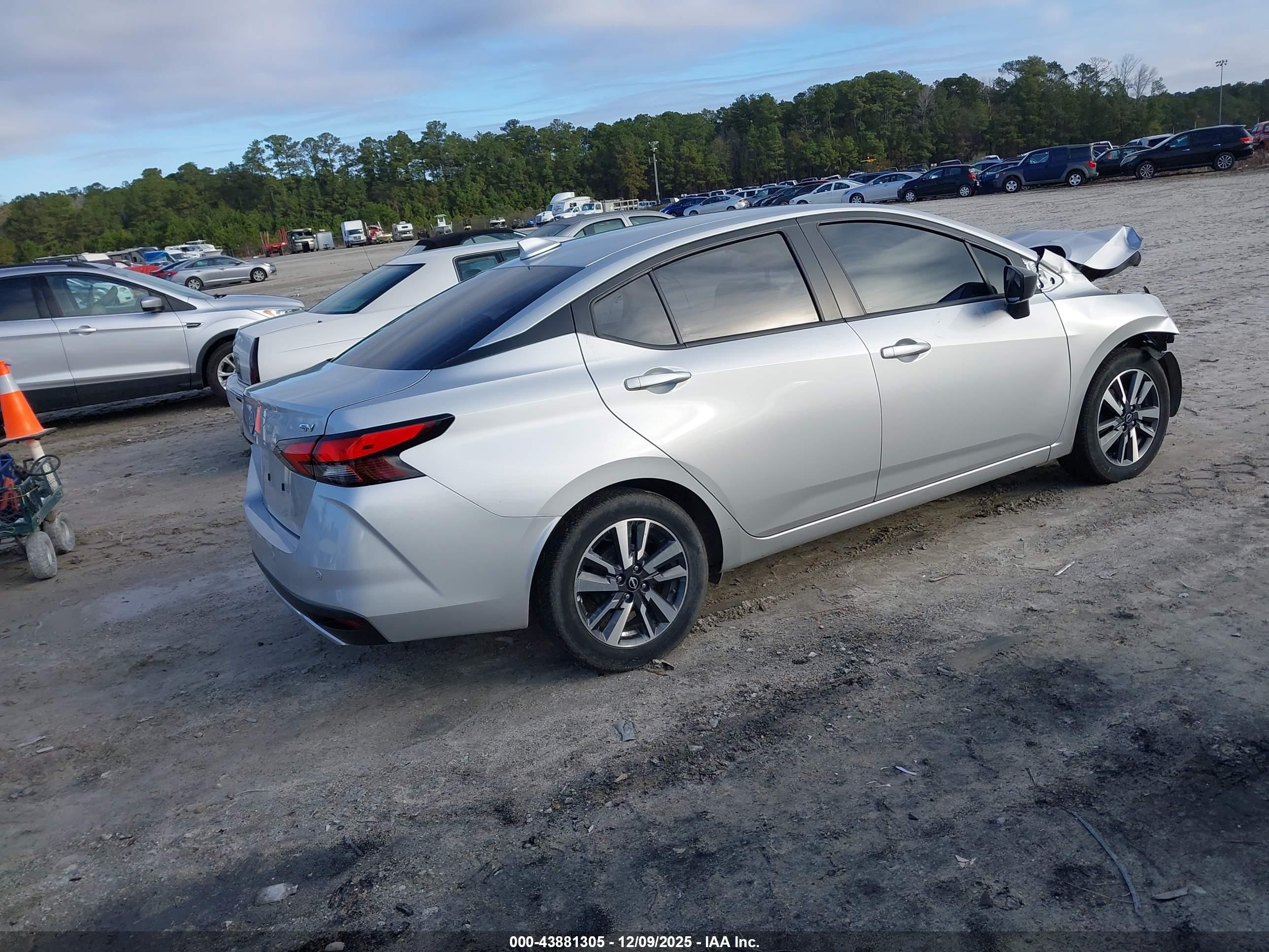 NISSAN VERSA image 4
