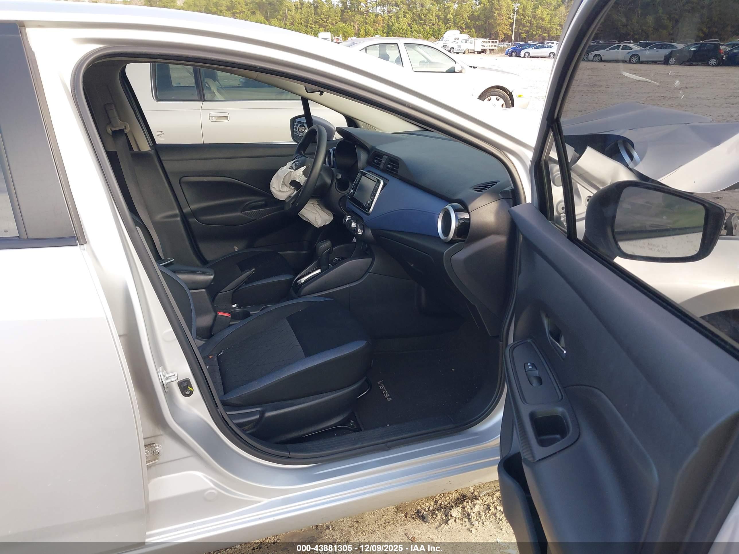 NISSAN VERSA image 5