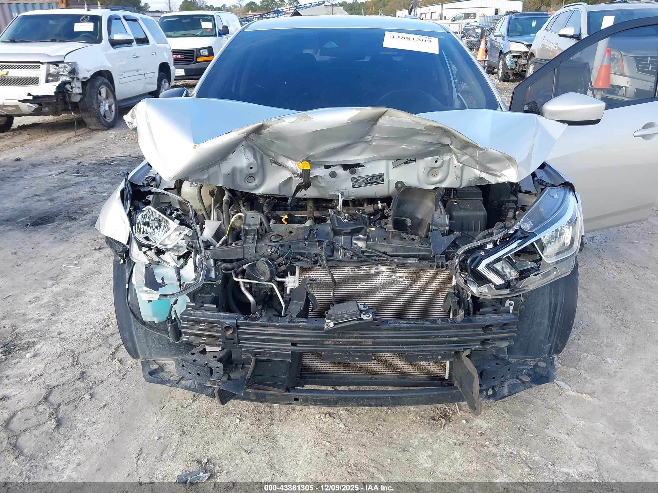 NISSAN VERSA image 6