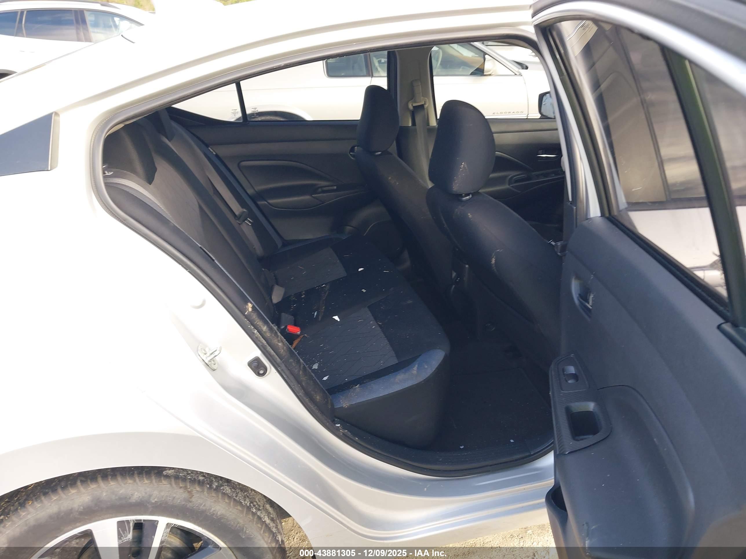 NISSAN VERSA image 8