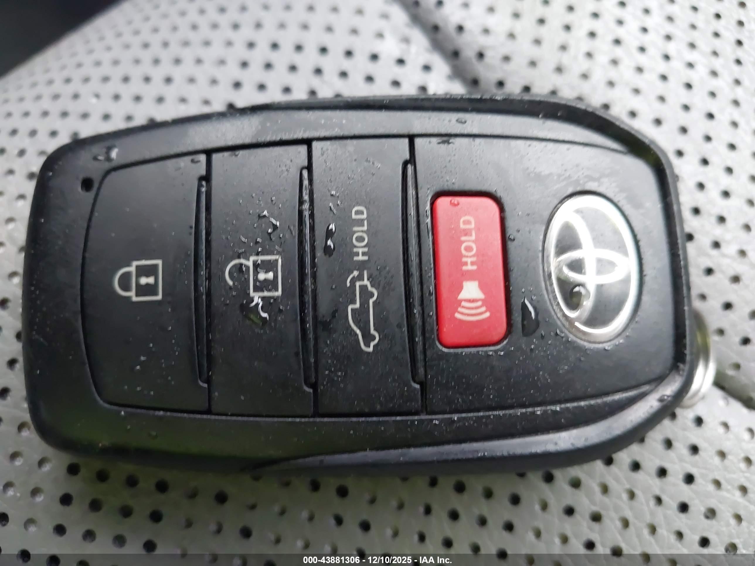 TOYOTA TUNDRA image 11