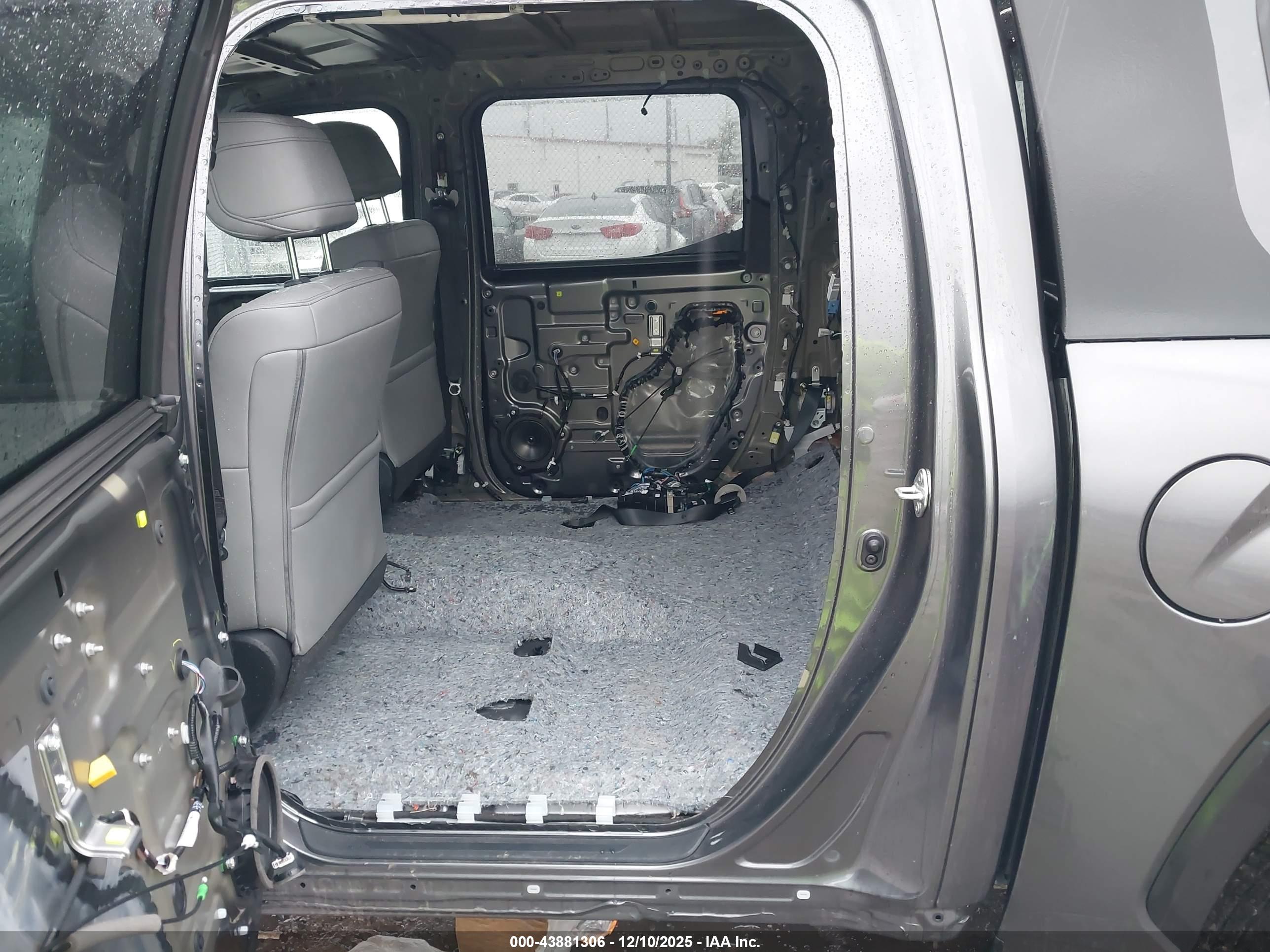 TOYOTA TUNDRA image 8