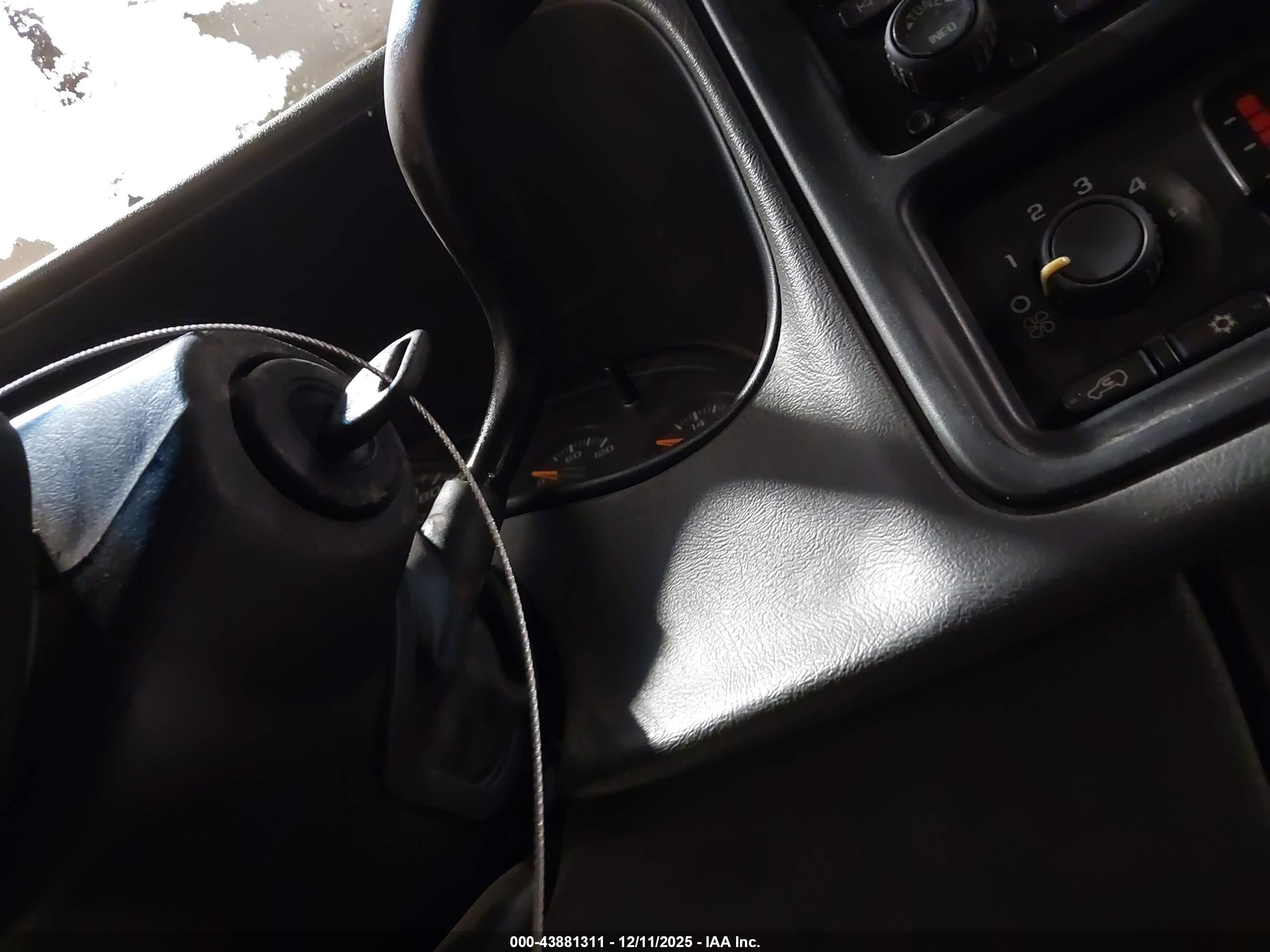 CHEVROLET SILVERADO image 11