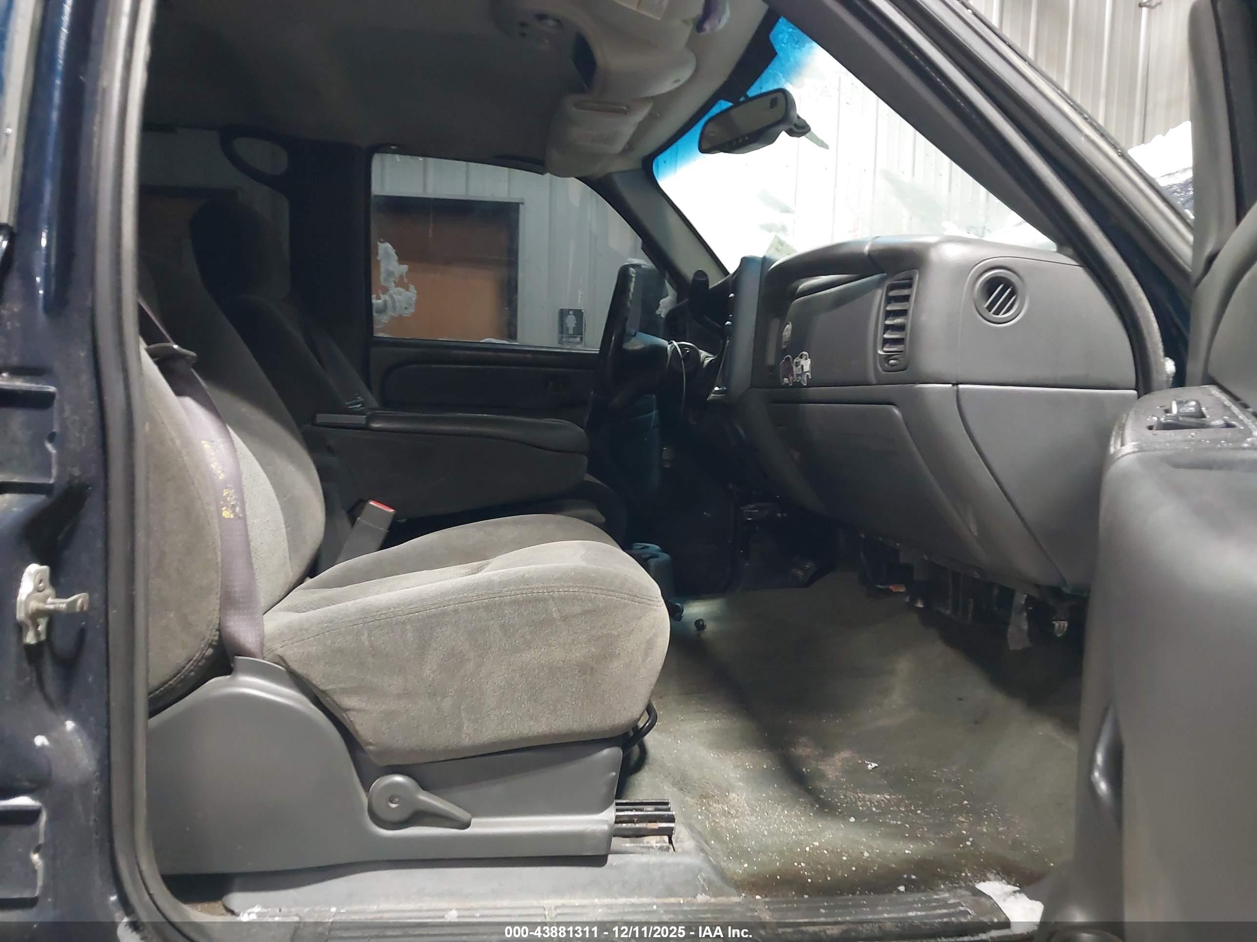 CHEVROLET SILVERADO image 5