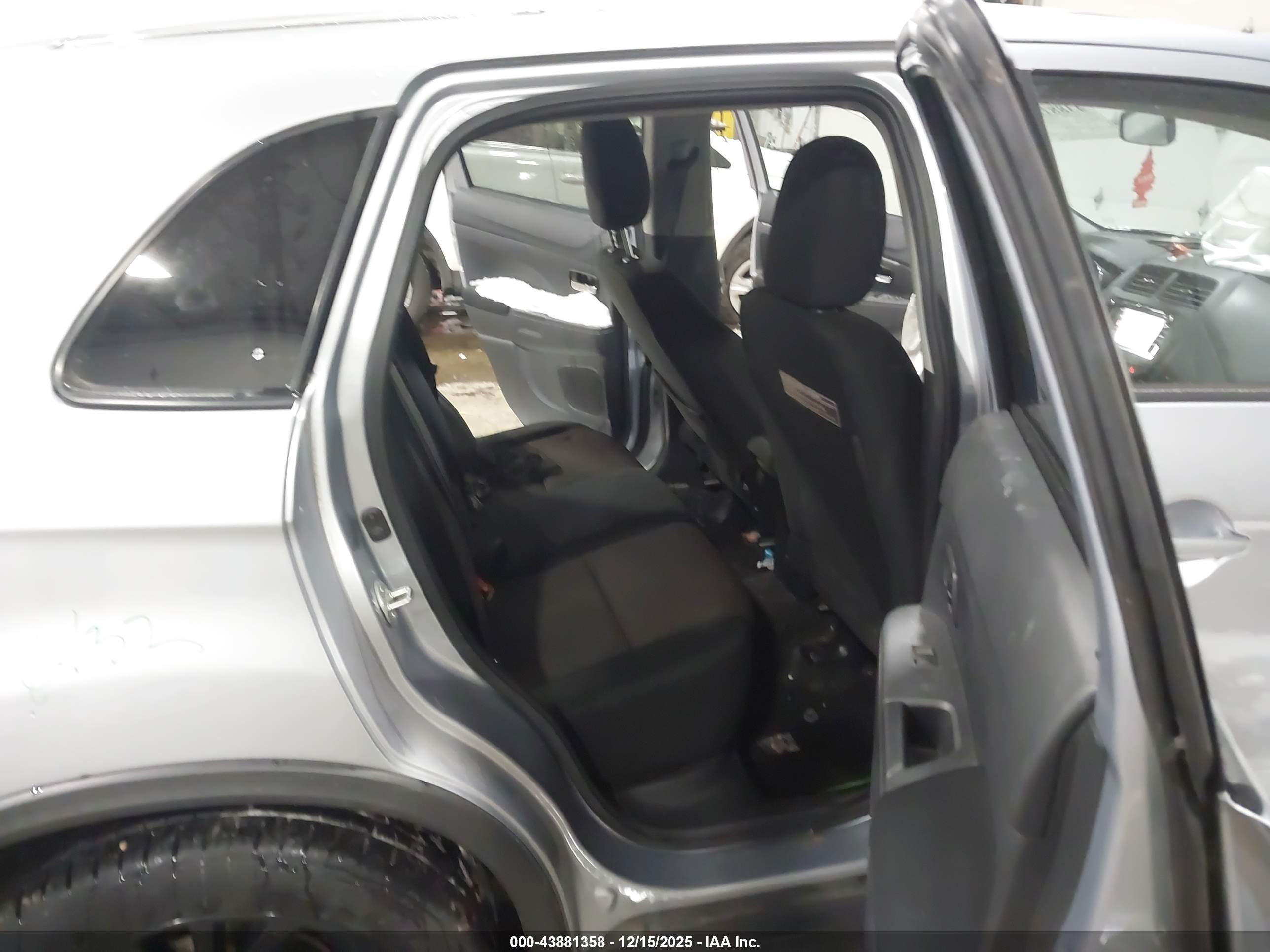 MITSUBISHI OUTLANDER image 8