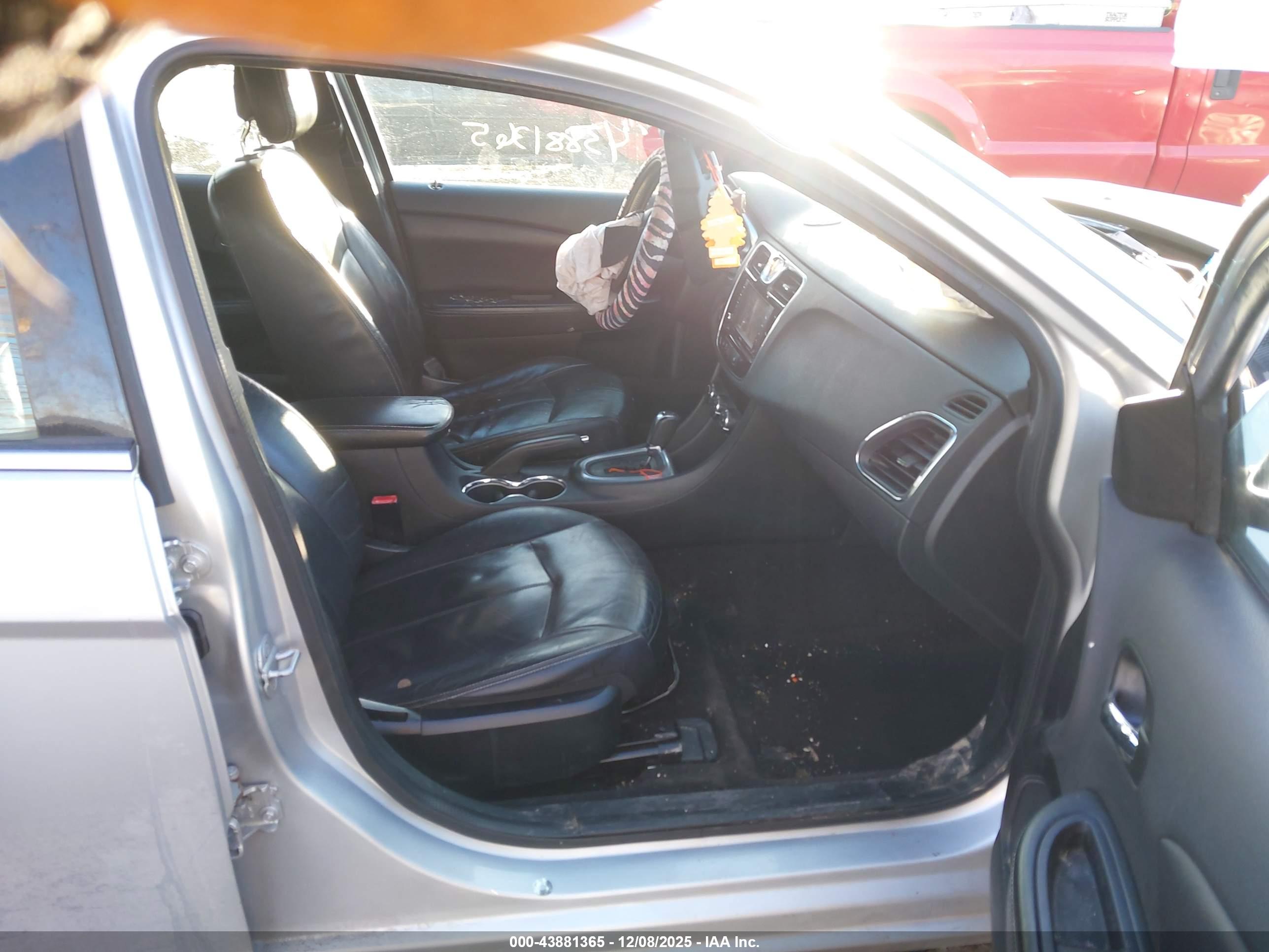 CHRYSLER 200 image 5