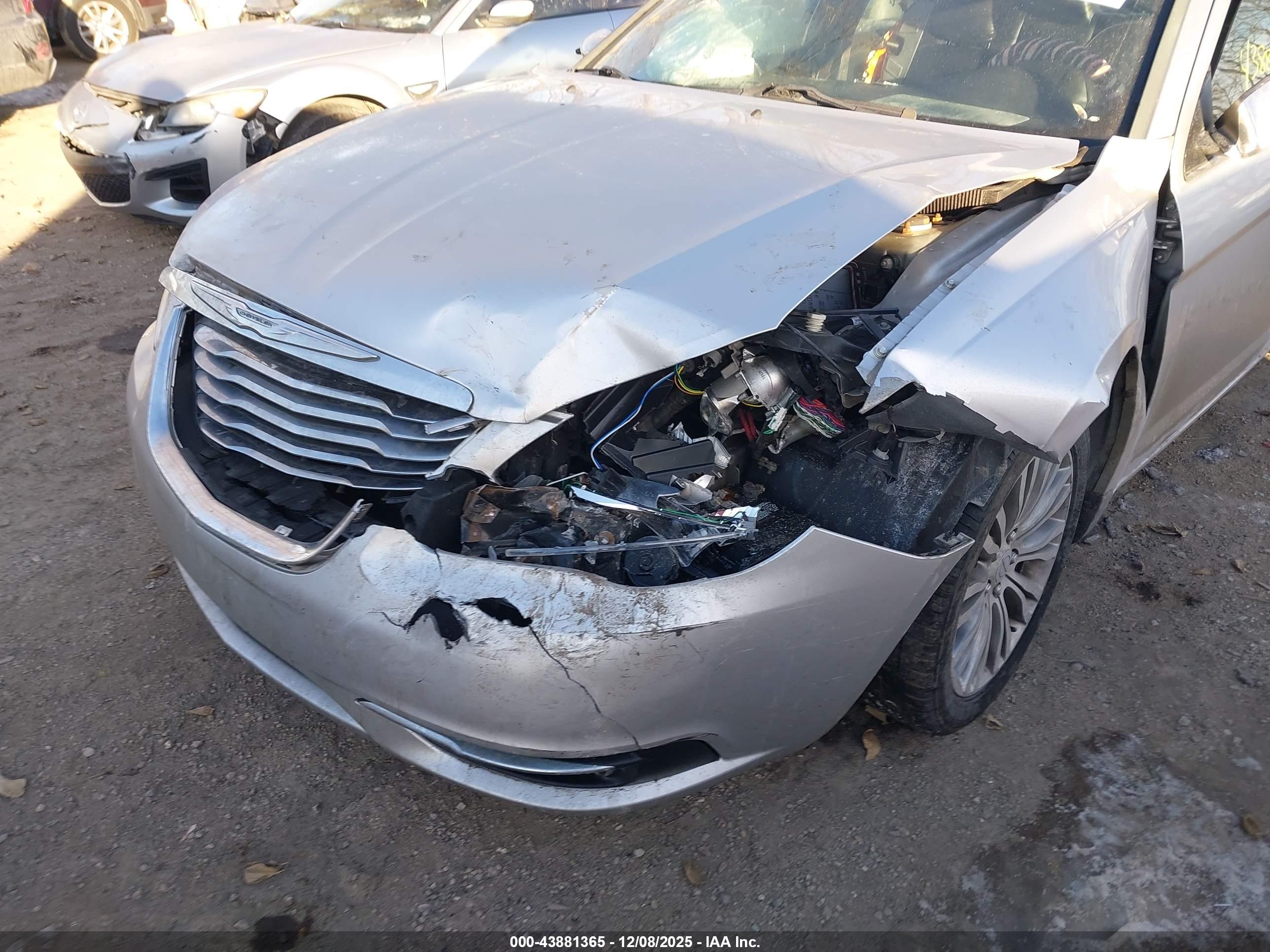 CHRYSLER 200 image 6