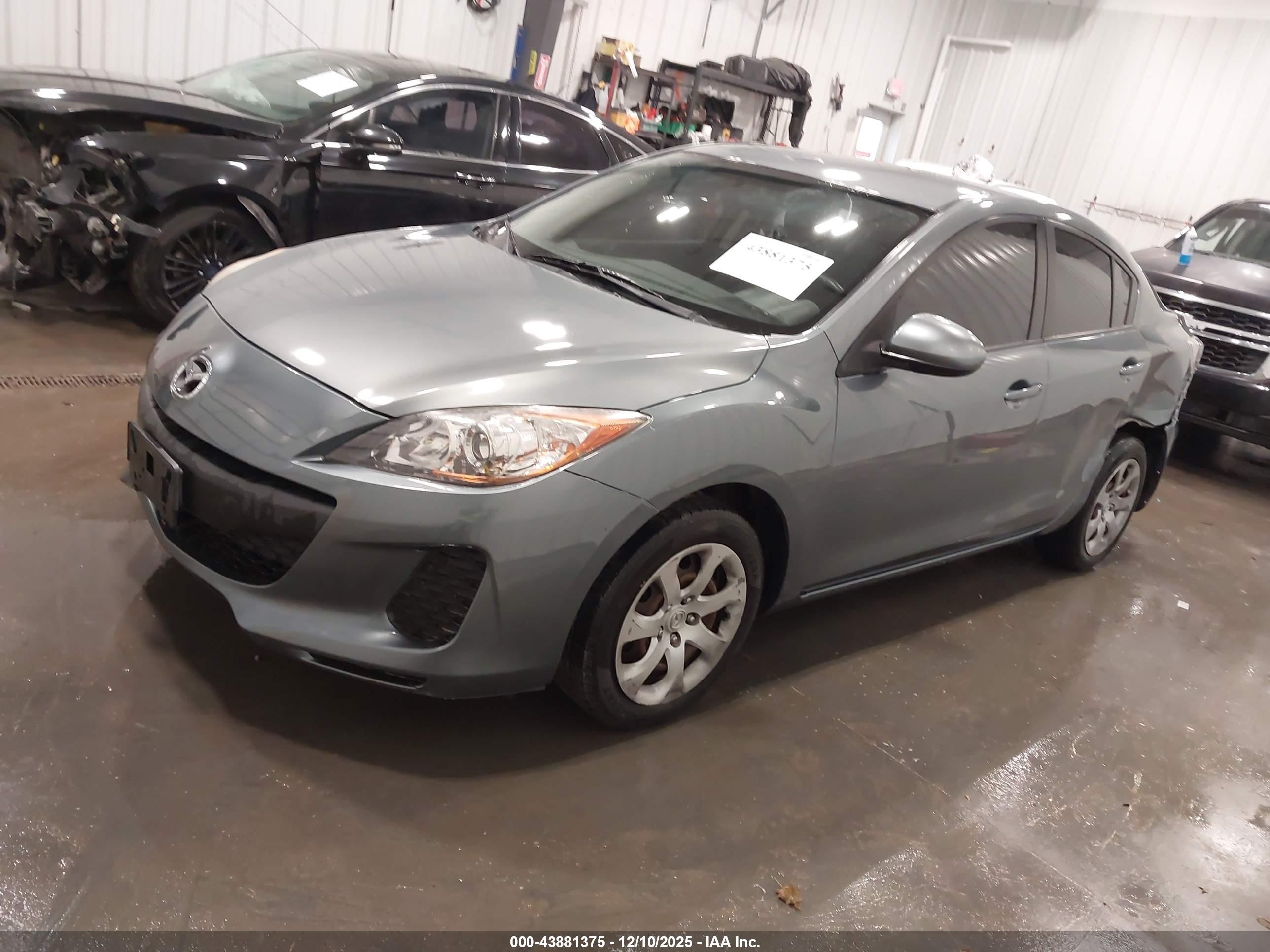 MAZDA MAZDA3 image 2