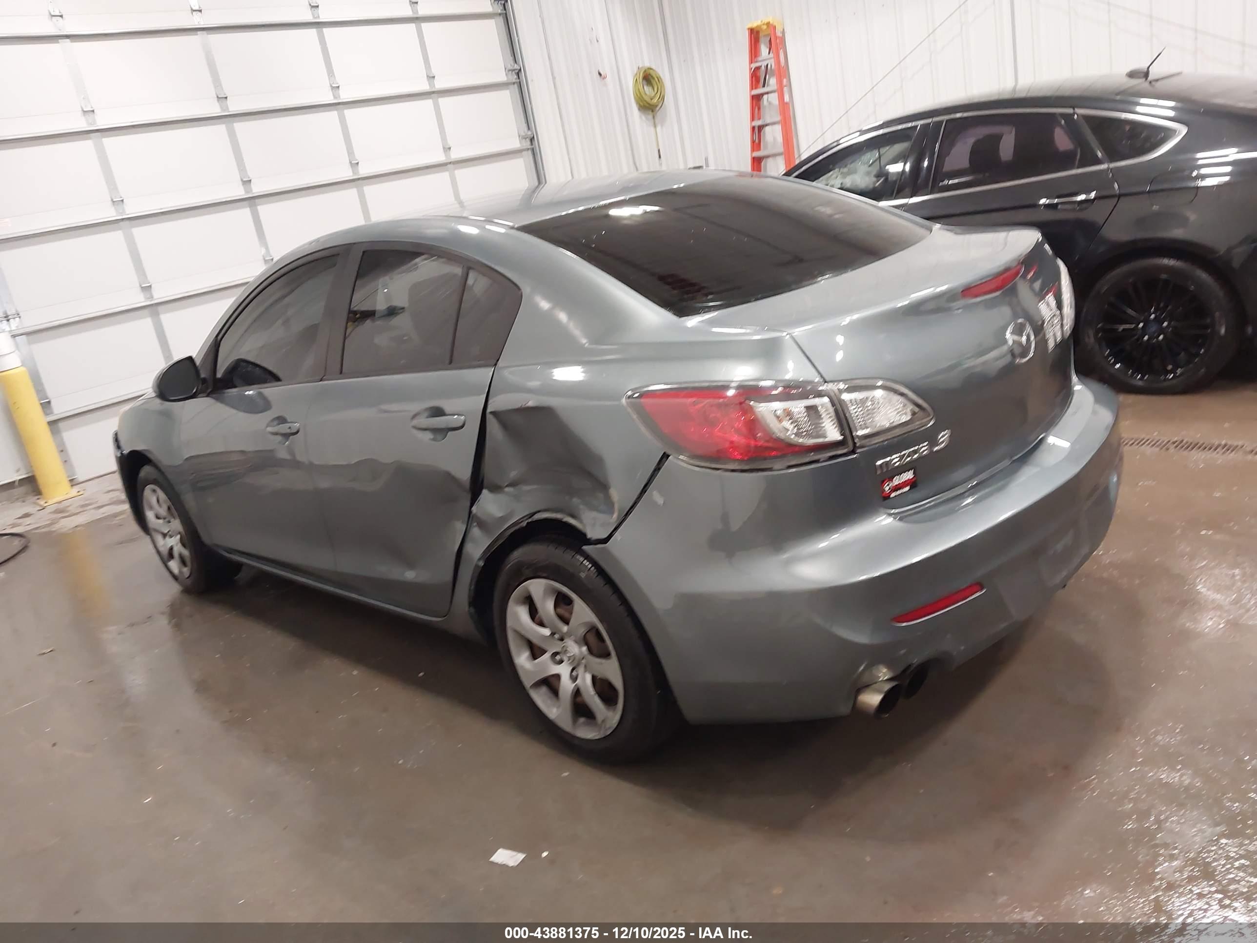 MAZDA MAZDA3 image 3