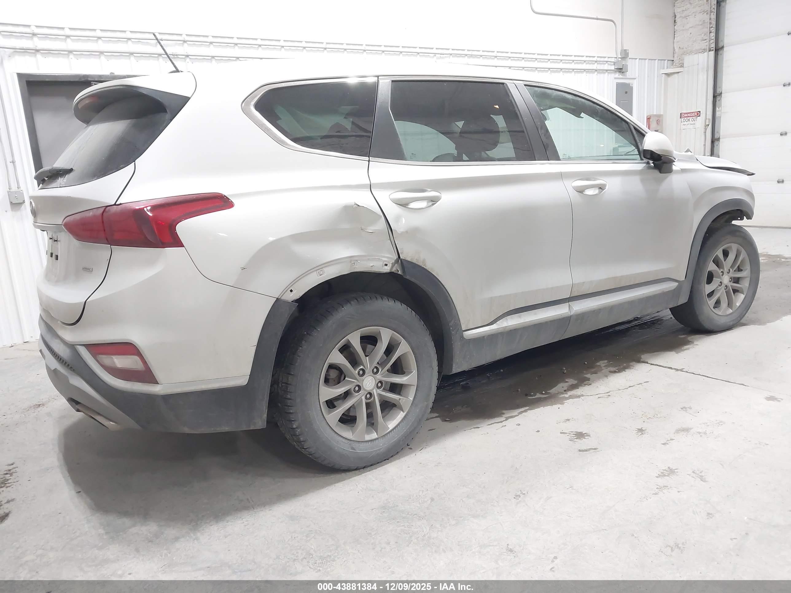 HYUNDAI SANTA image 4