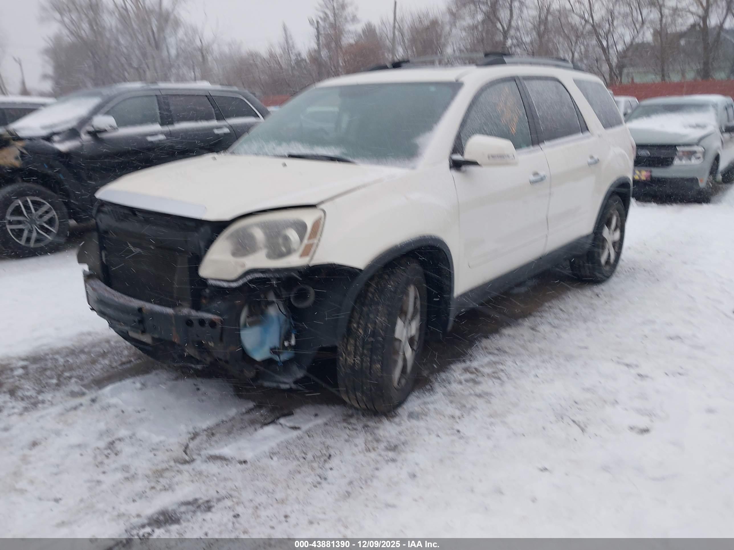 GMC ACADIA image 2