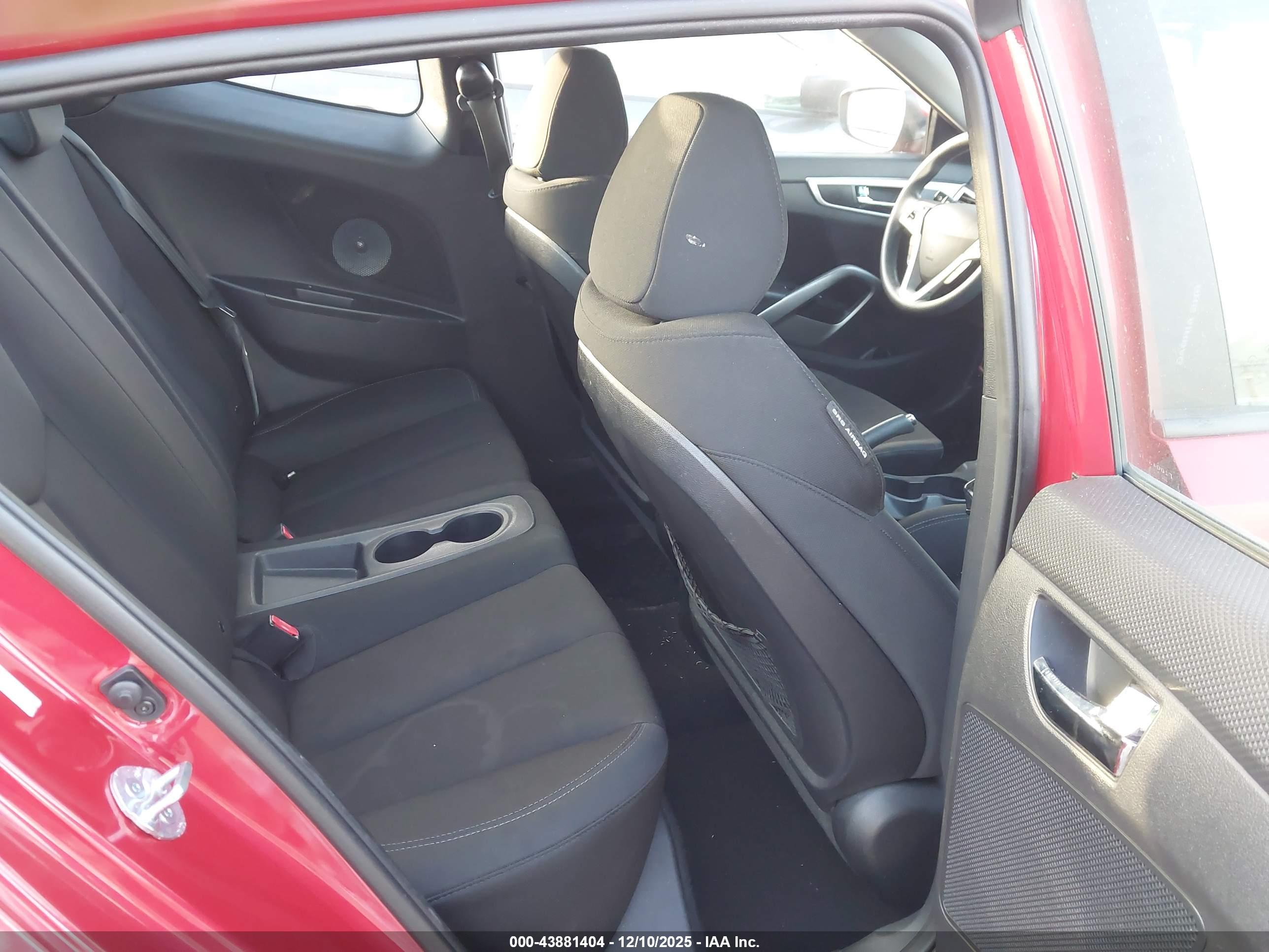 HYUNDAI VELOSTER image 8