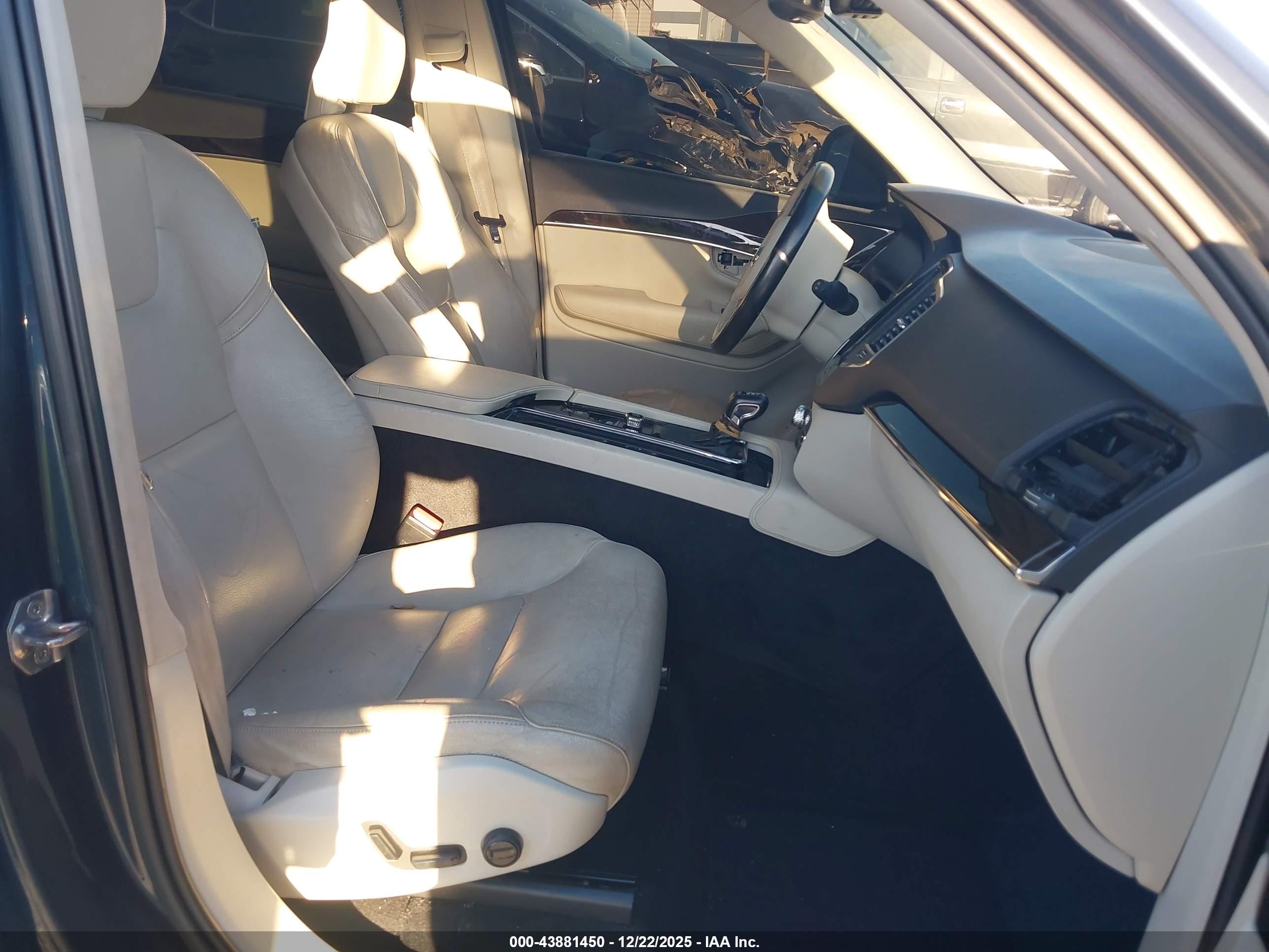 VOLVO XC90 image 5