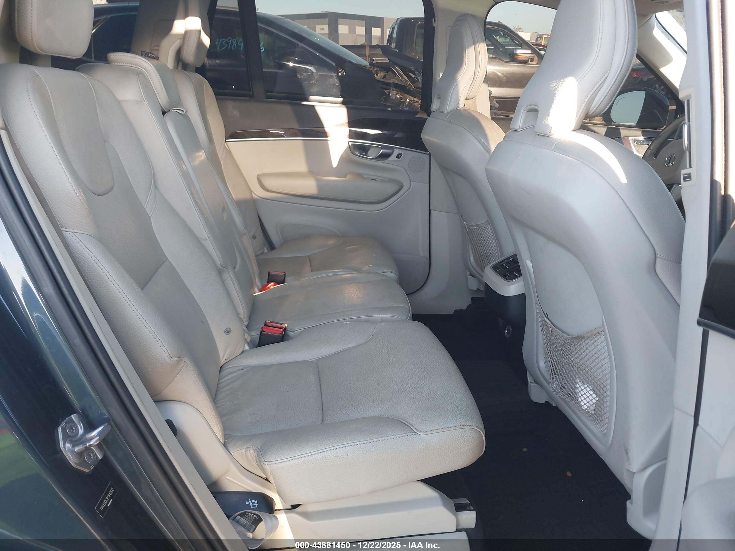 VOLVO XC90 image 8