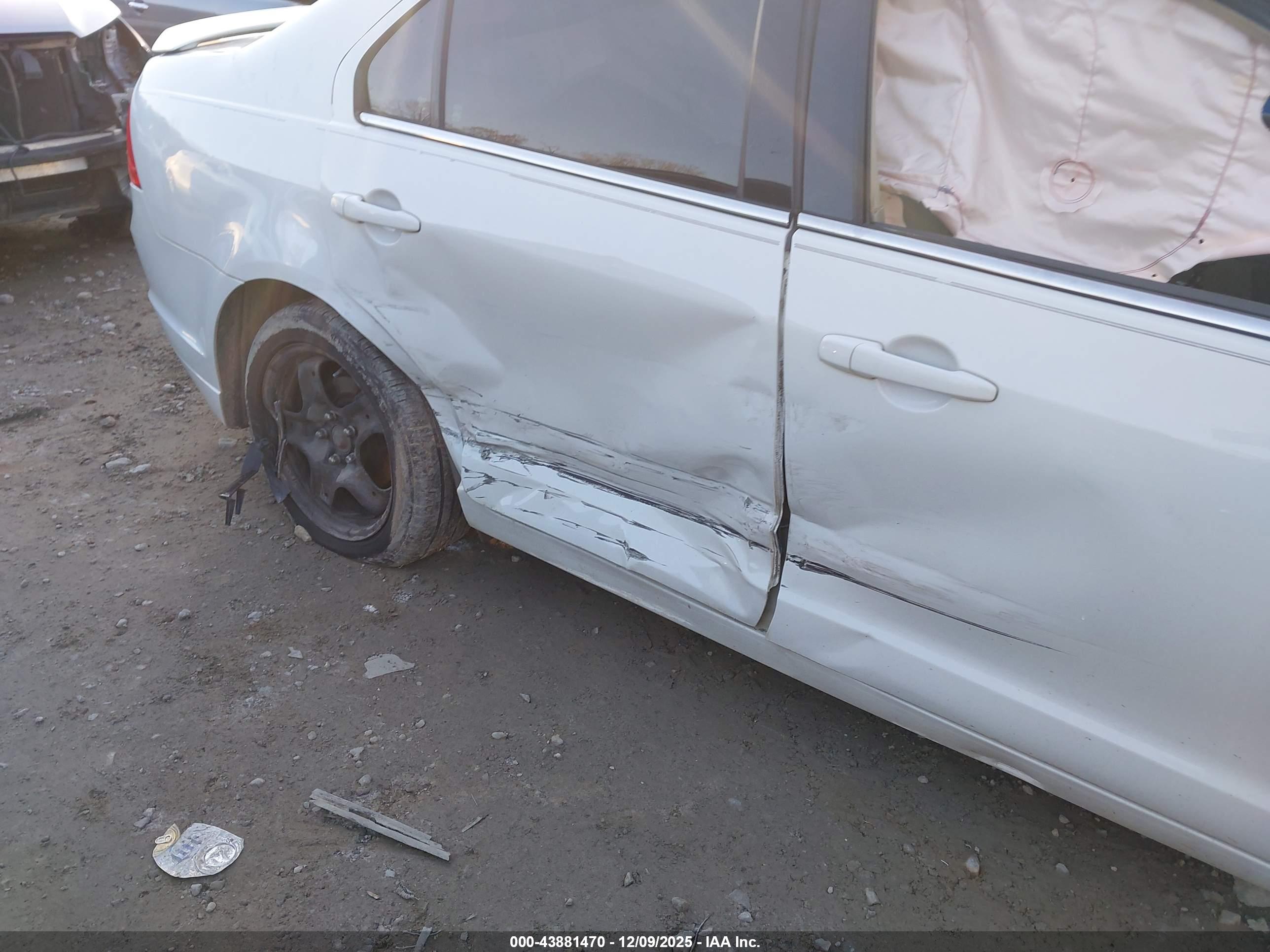 FORD FUSION image 6