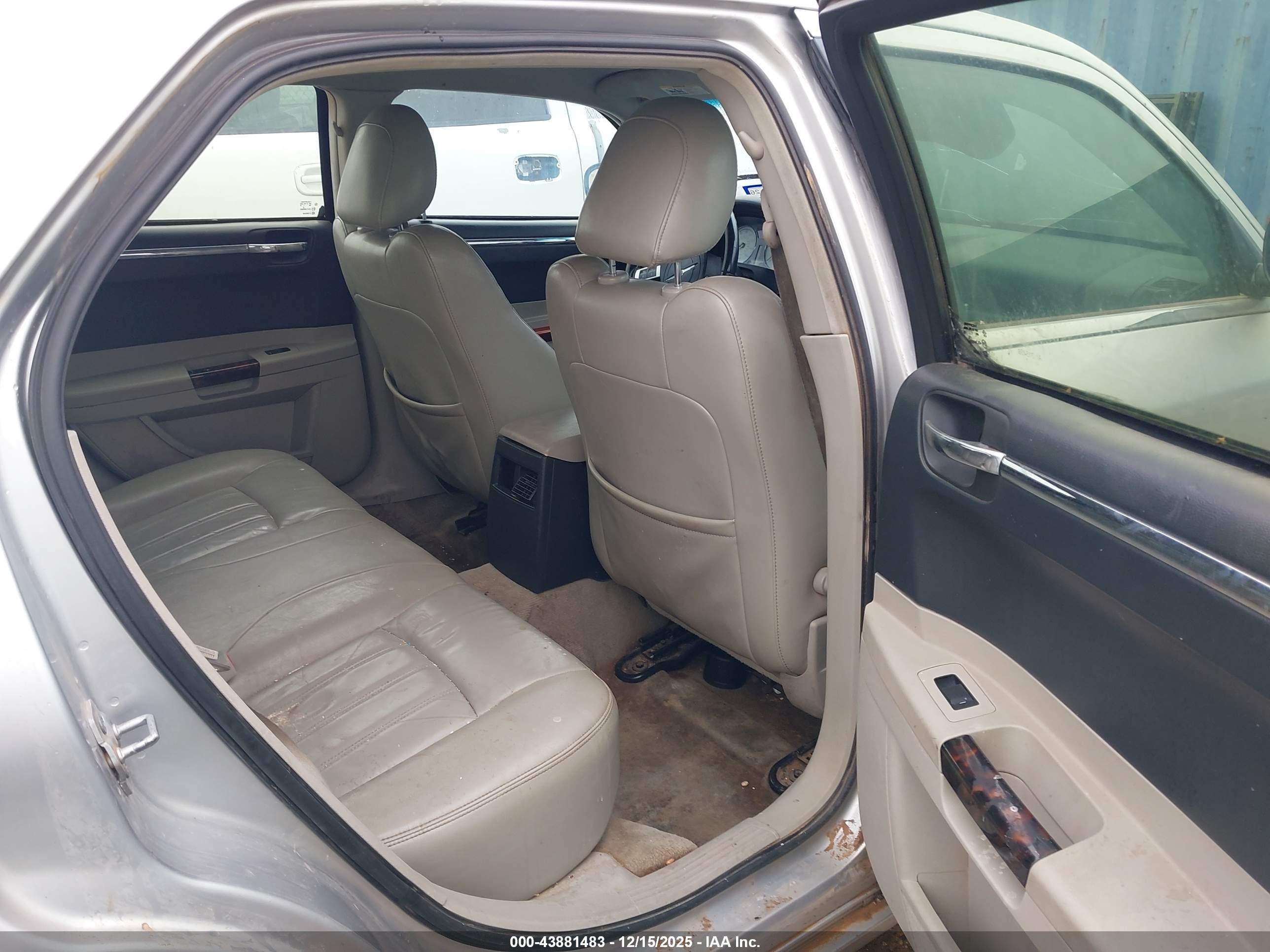 CHRYSLER 300C image 8