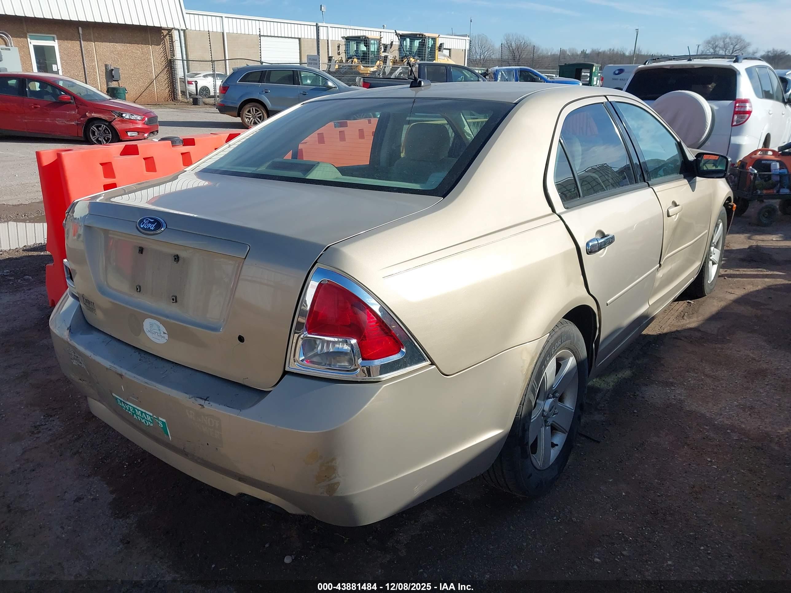 FORD FUSION image 4