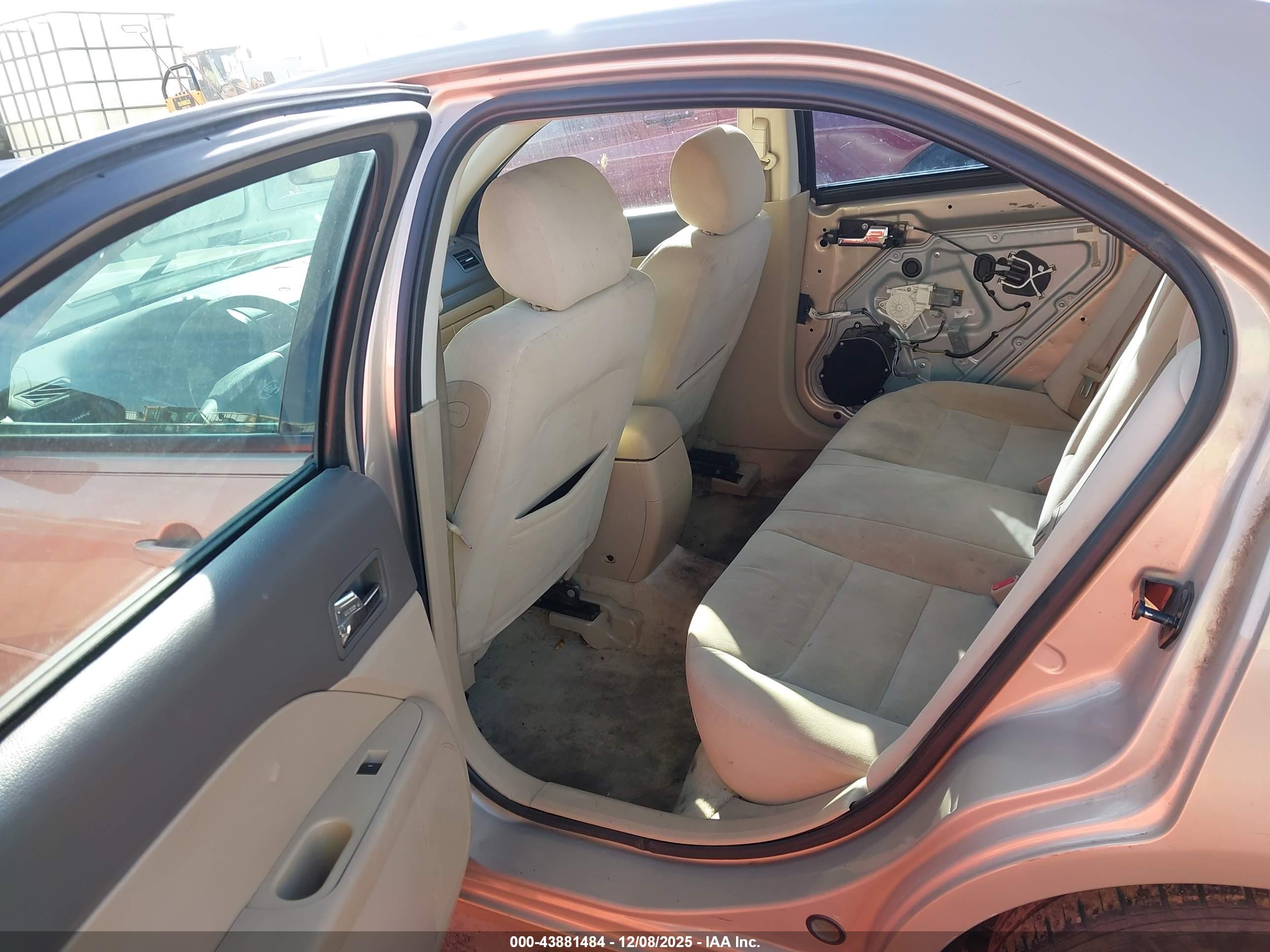 FORD FUSION image 8