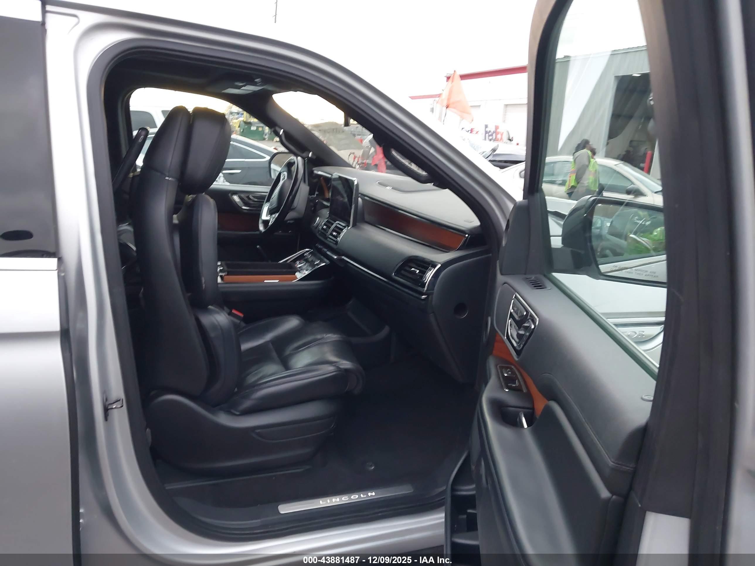 LINCOLN NAVIGATOR image 5