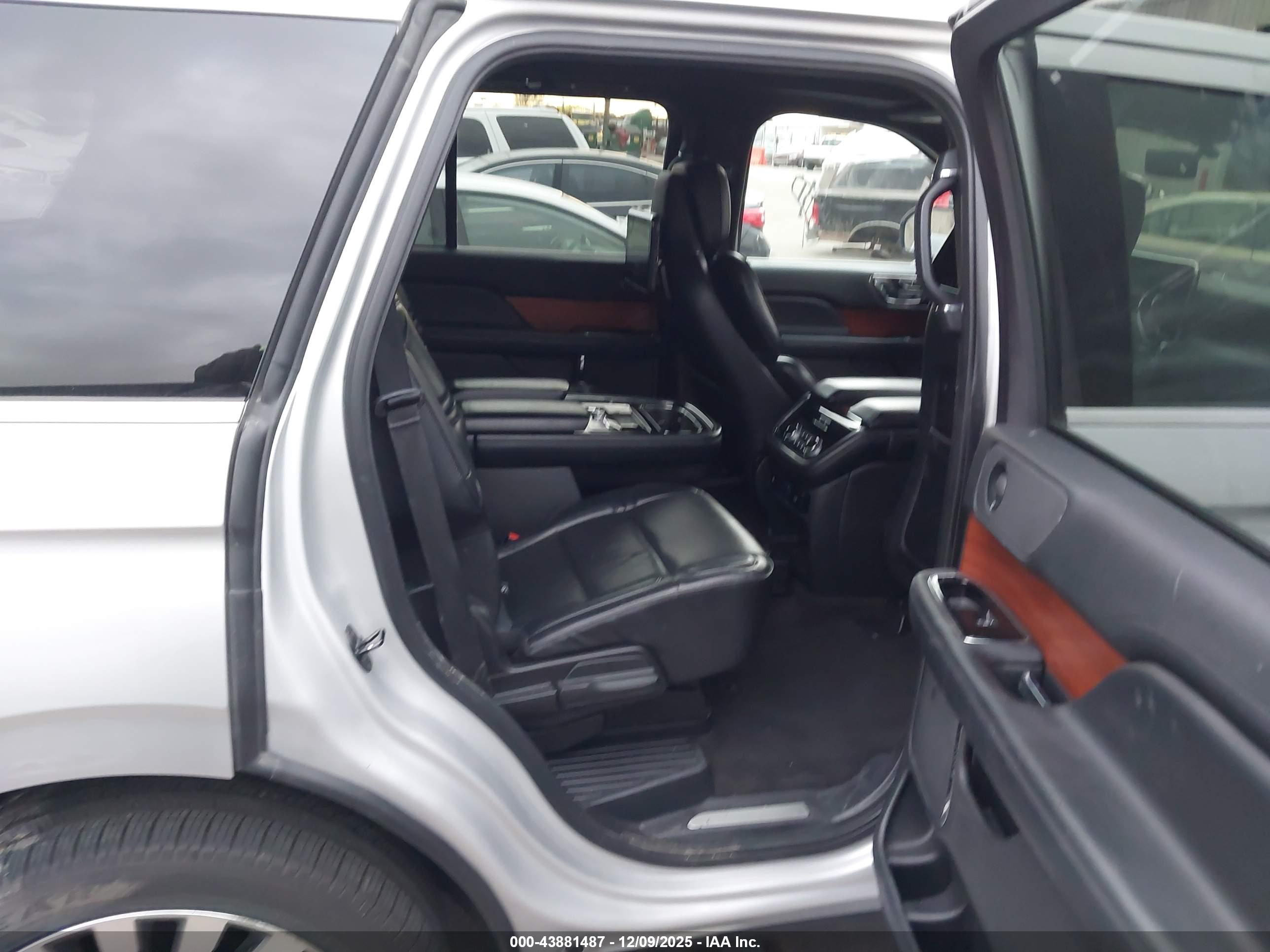 LINCOLN NAVIGATOR image 8