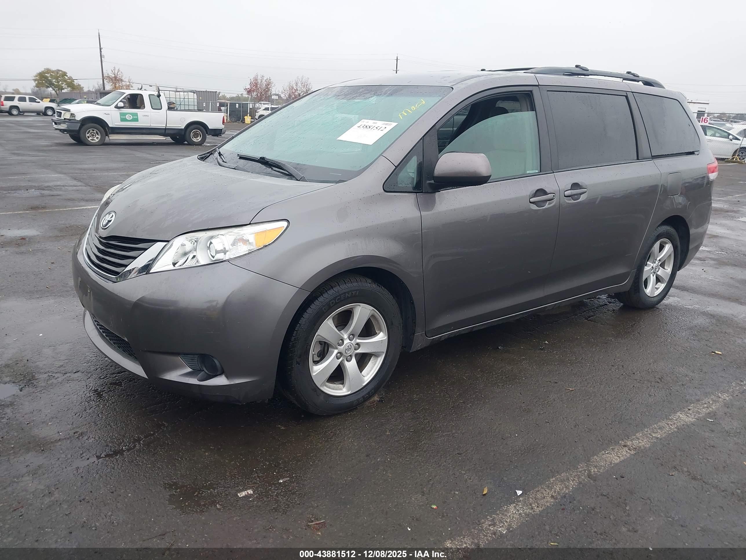 TOYOTA SIENNA image 2