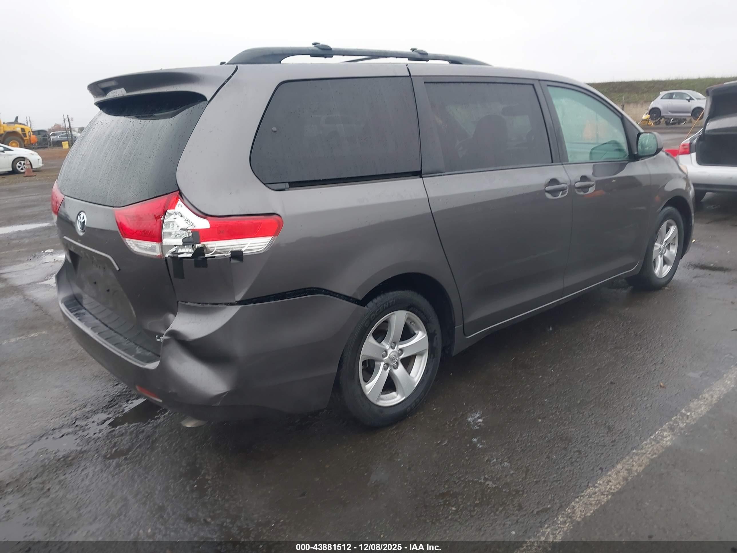 TOYOTA SIENNA image 4