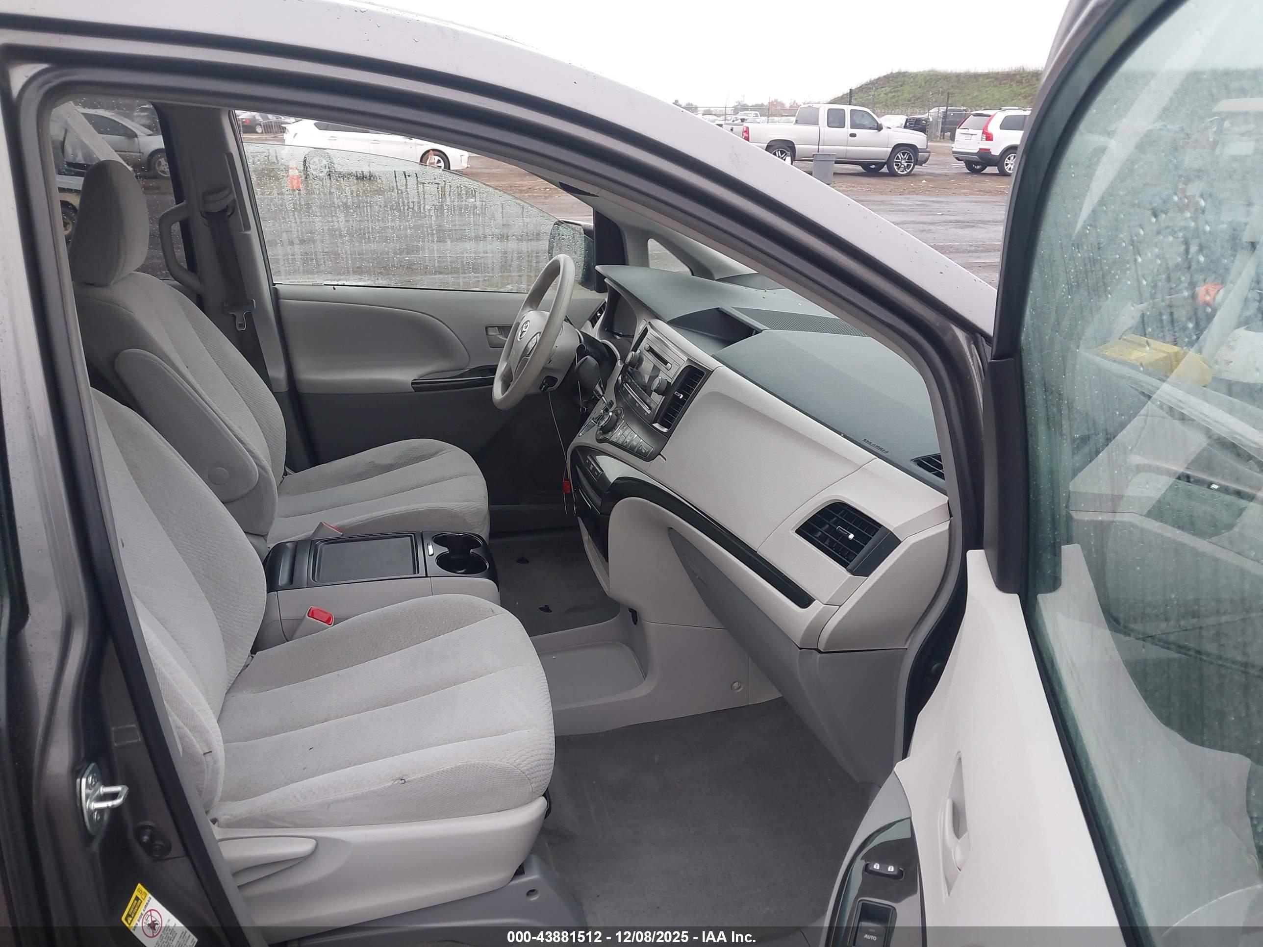 TOYOTA SIENNA image 5