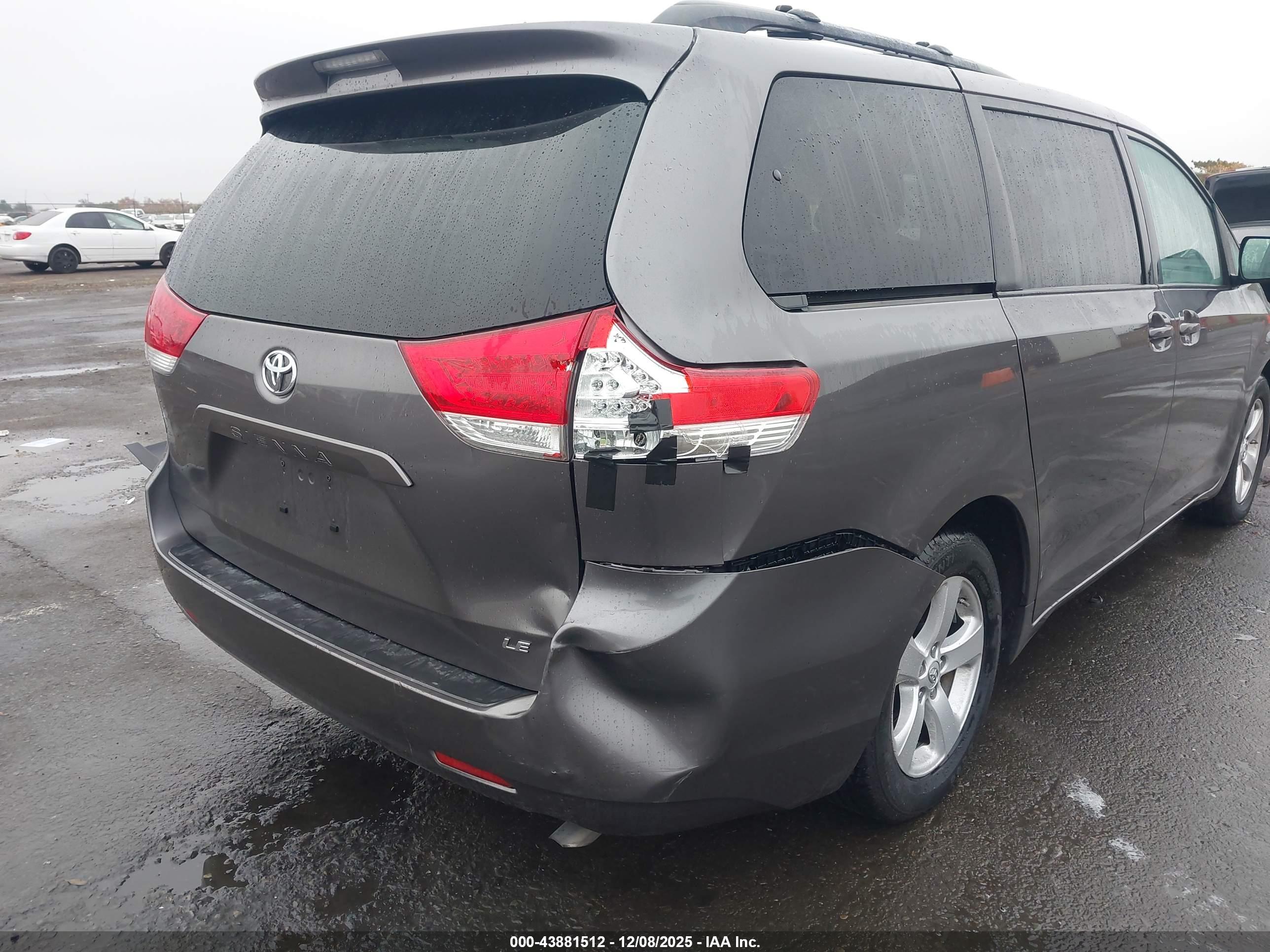 TOYOTA SIENNA image 6