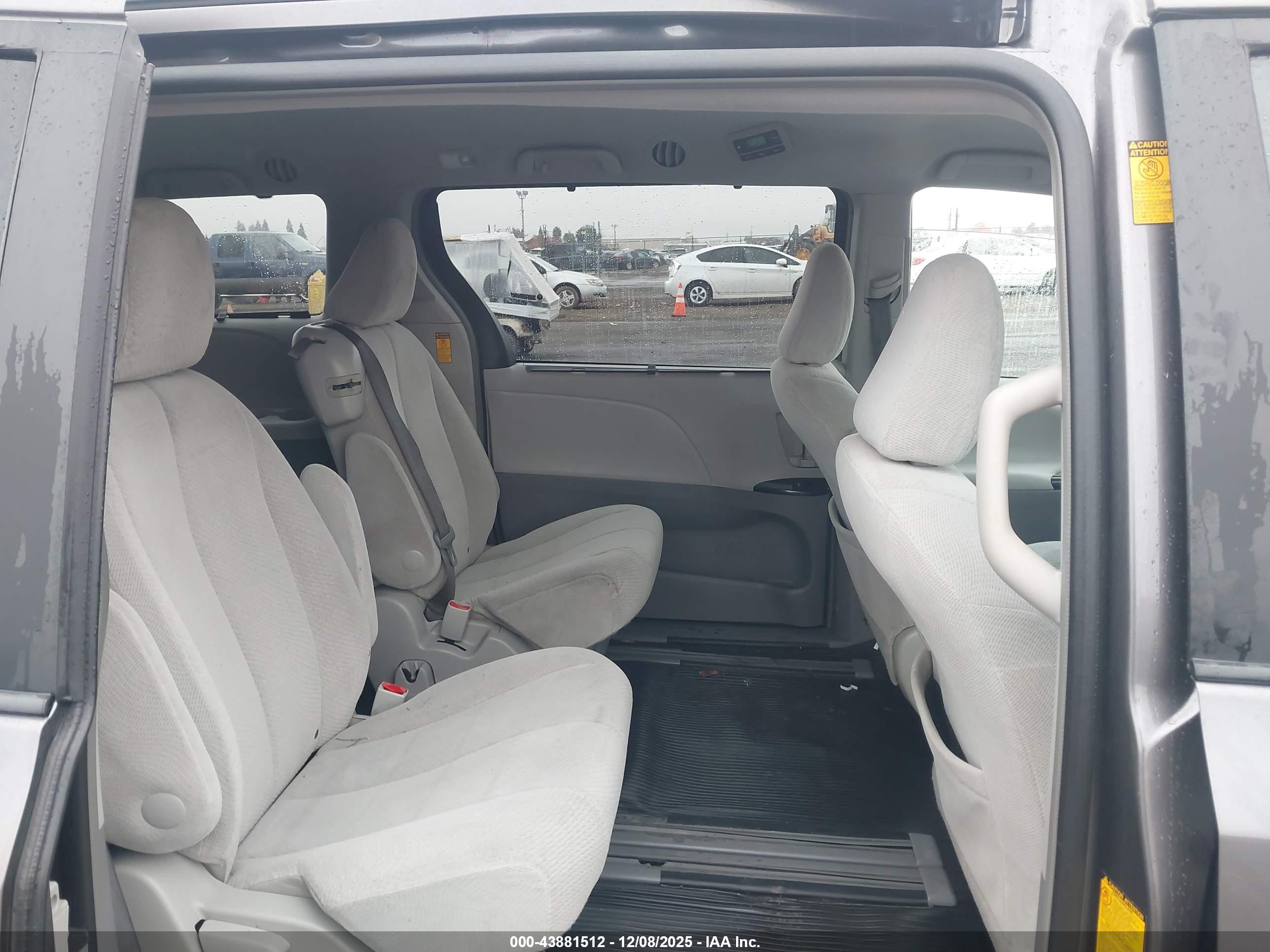 TOYOTA SIENNA image 8