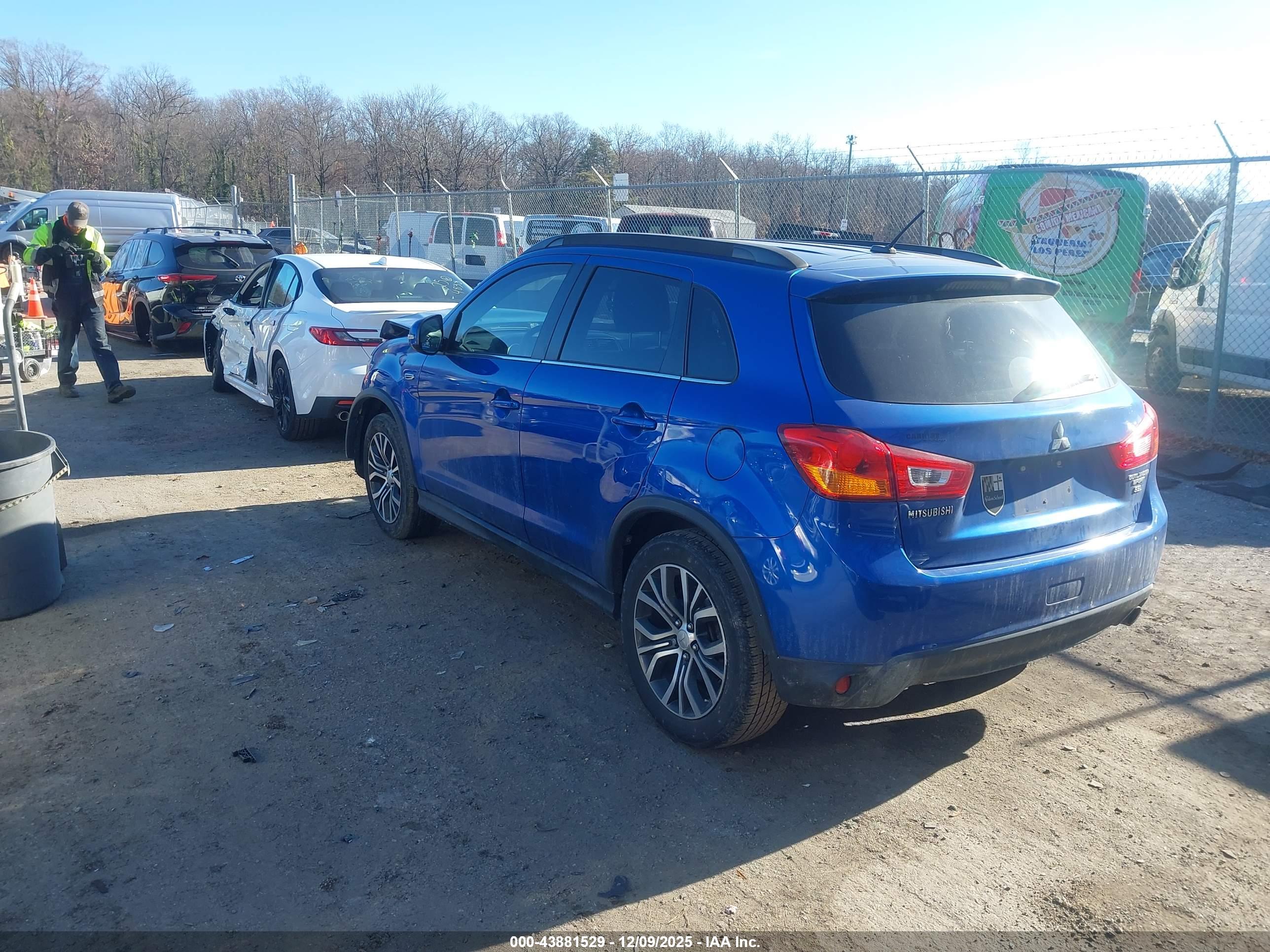 MITSUBISHI OUTLANDER image 3