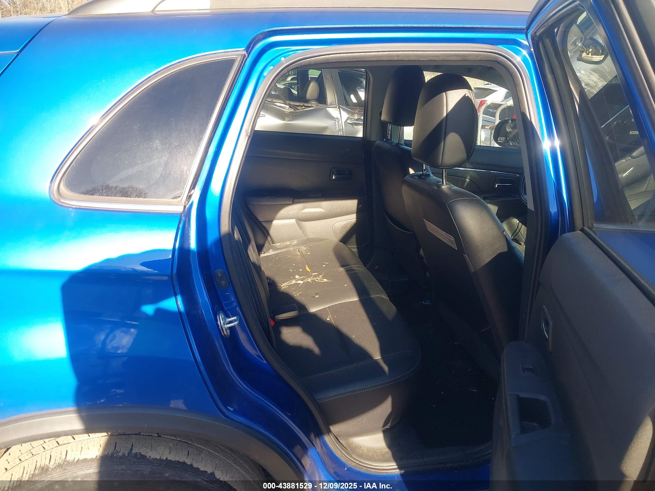 MITSUBISHI OUTLANDER image 8