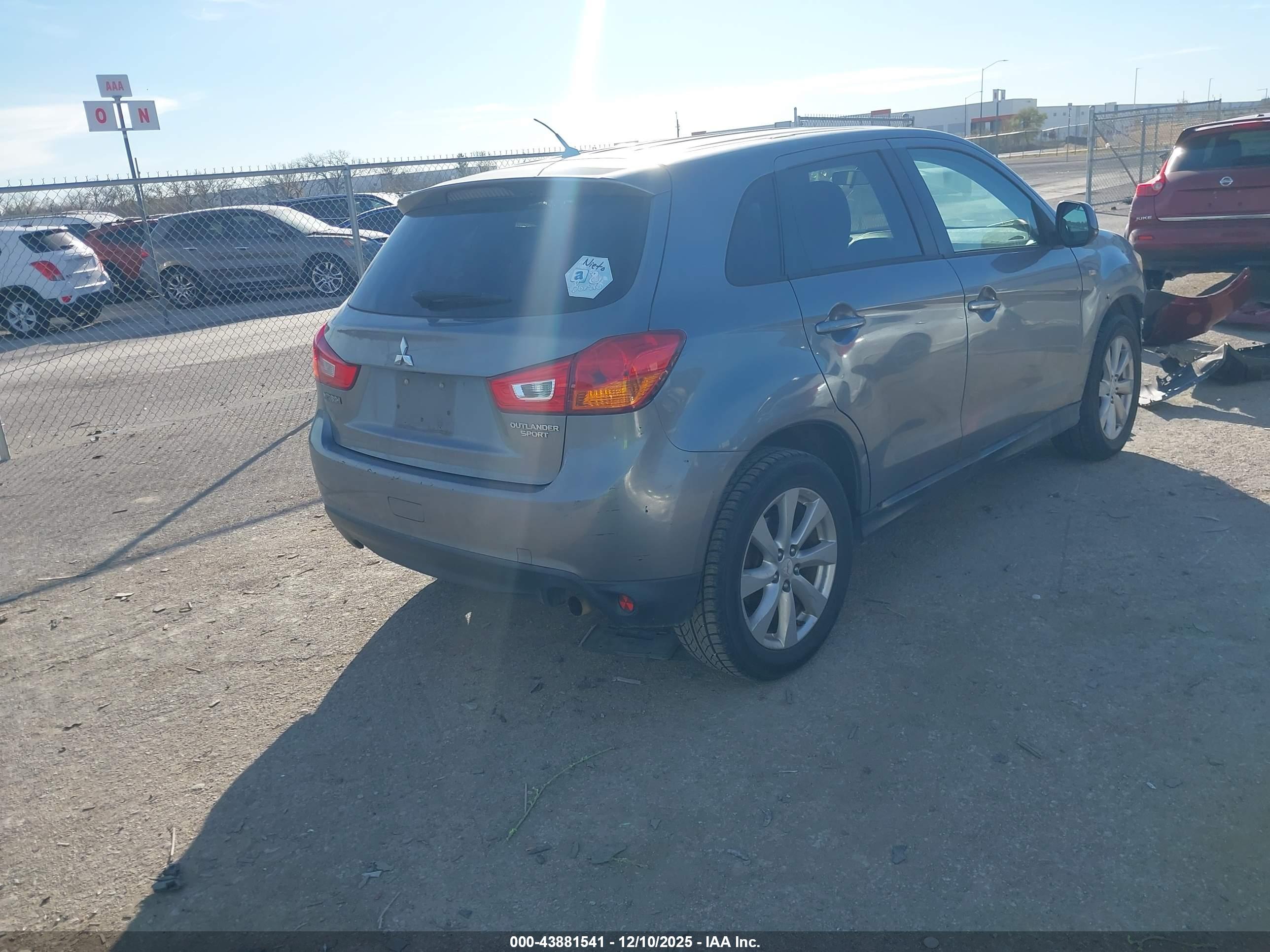 MITSUBISHI OUTLANDER image 4