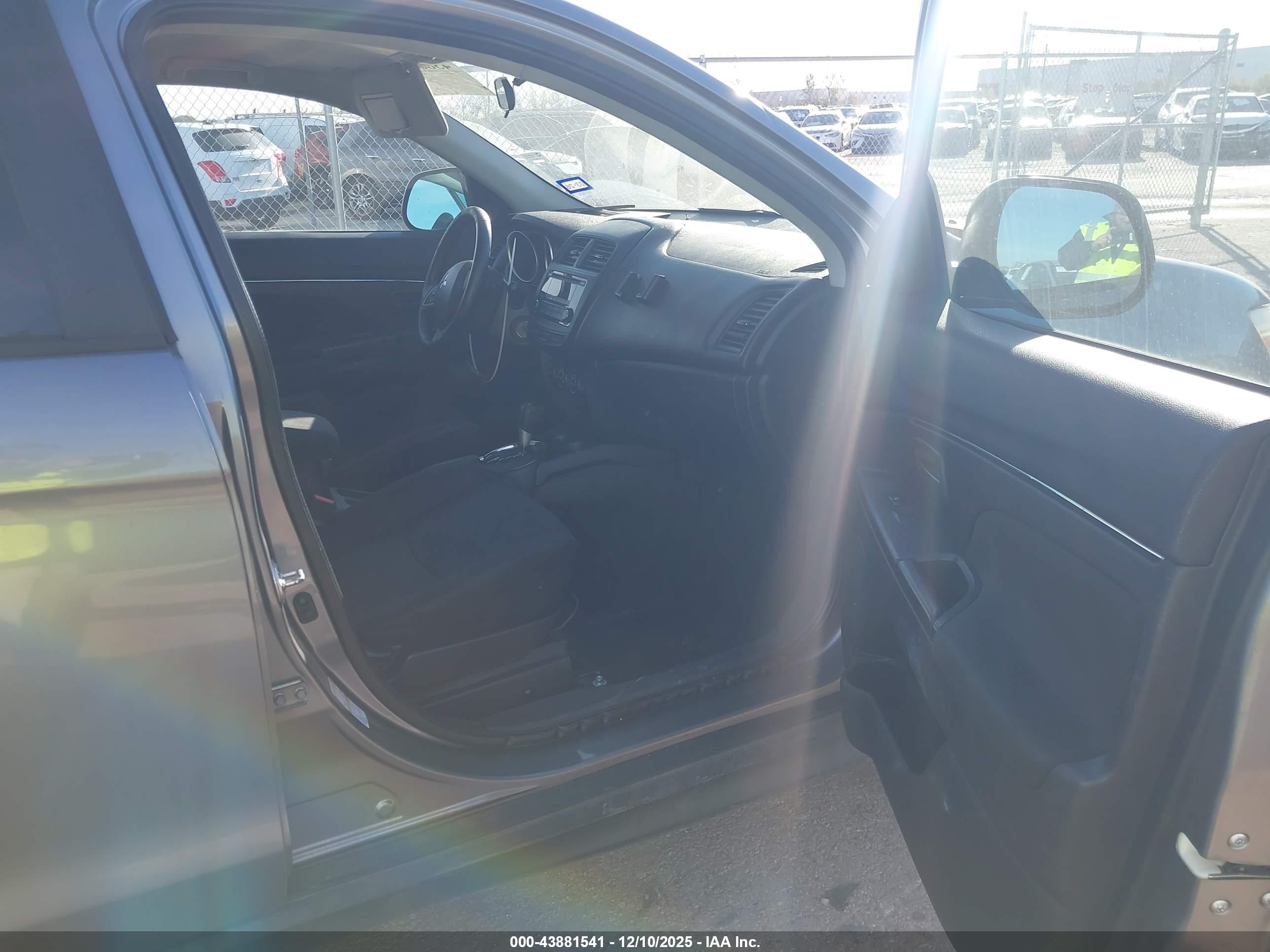 MITSUBISHI OUTLANDER image 5