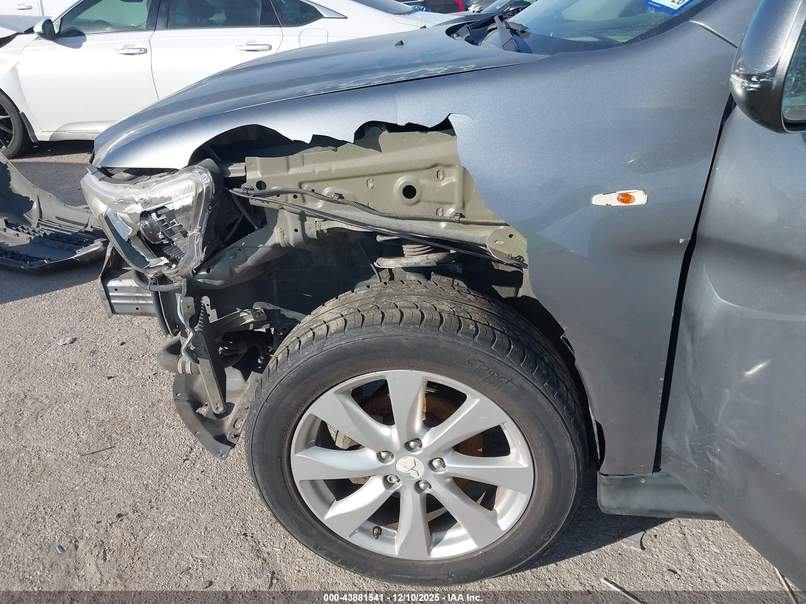 MITSUBISHI OUTLANDER image 6
