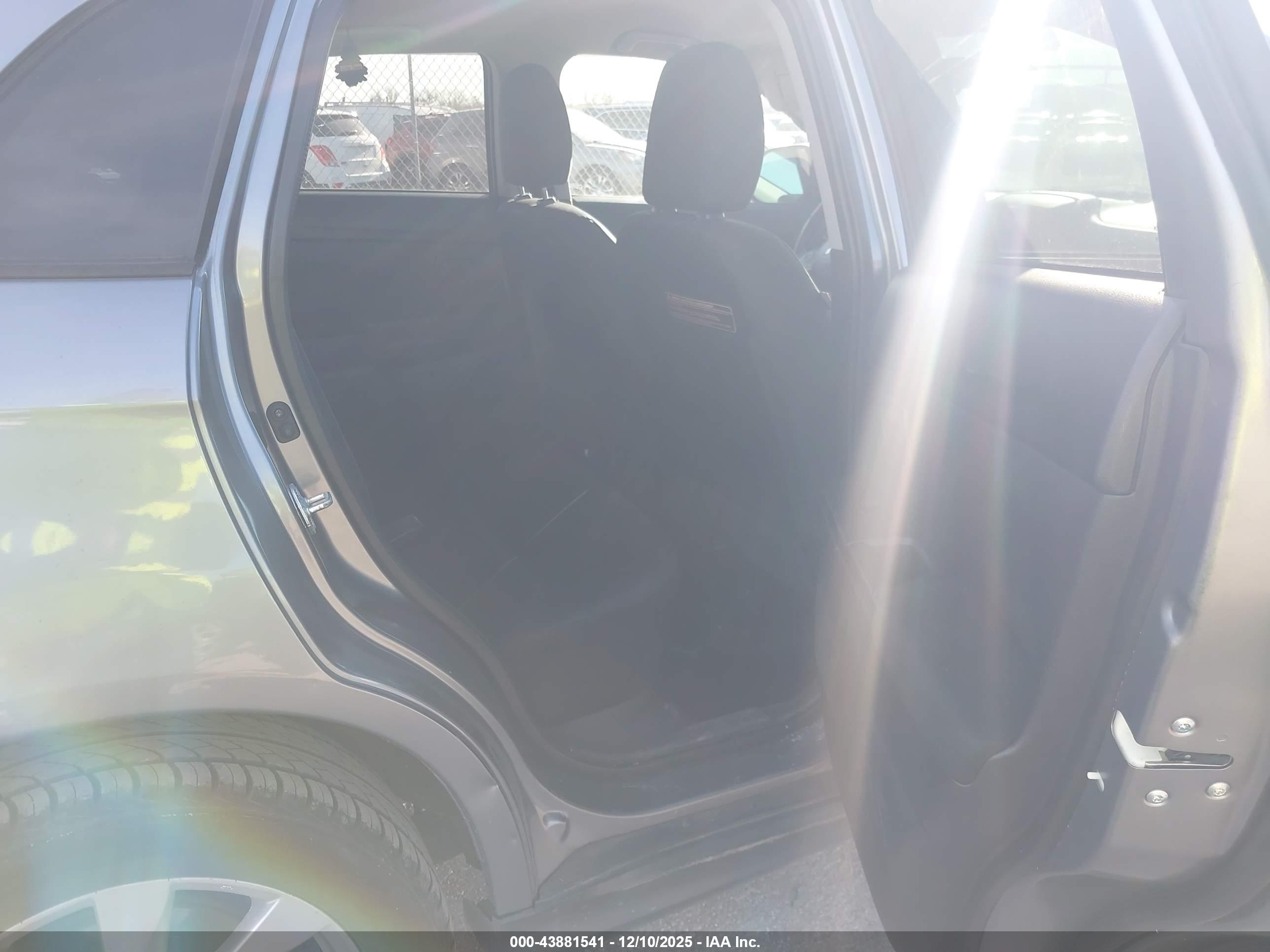 MITSUBISHI OUTLANDER image 8