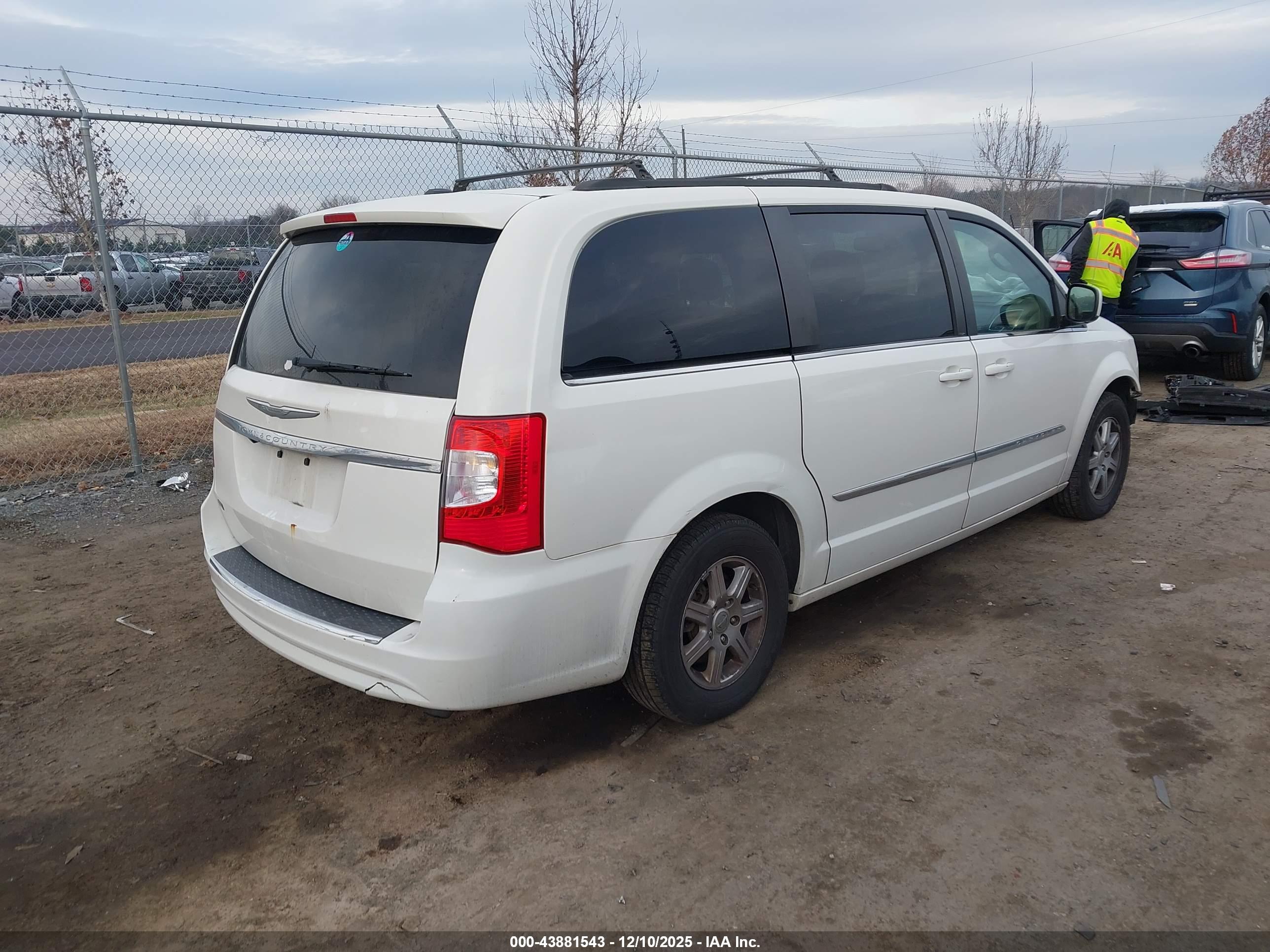 CHRYSLER TOWN image 4