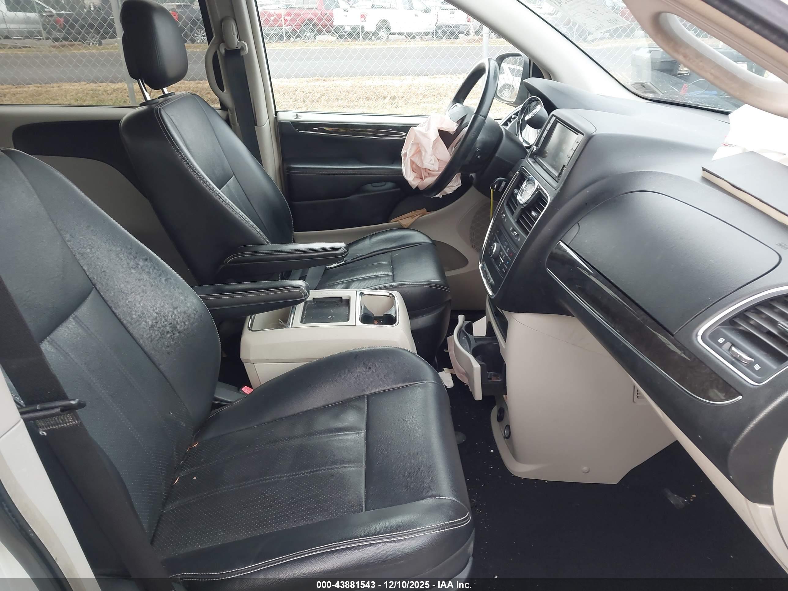 CHRYSLER TOWN image 5