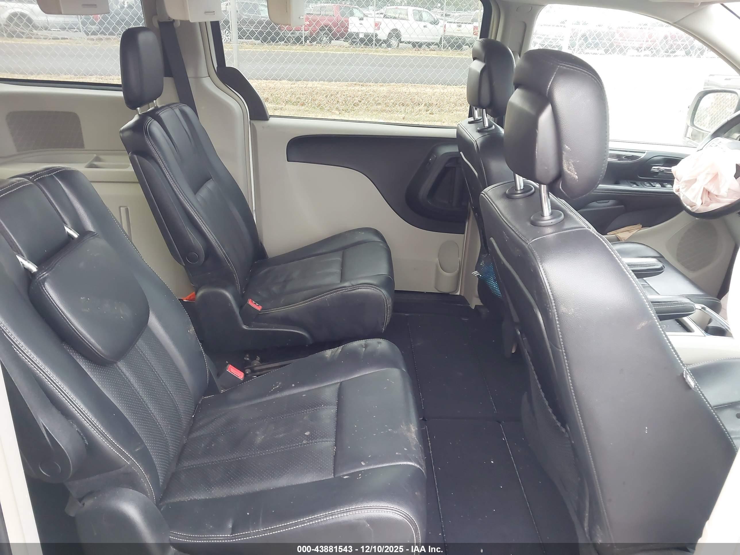 CHRYSLER TOWN image 8