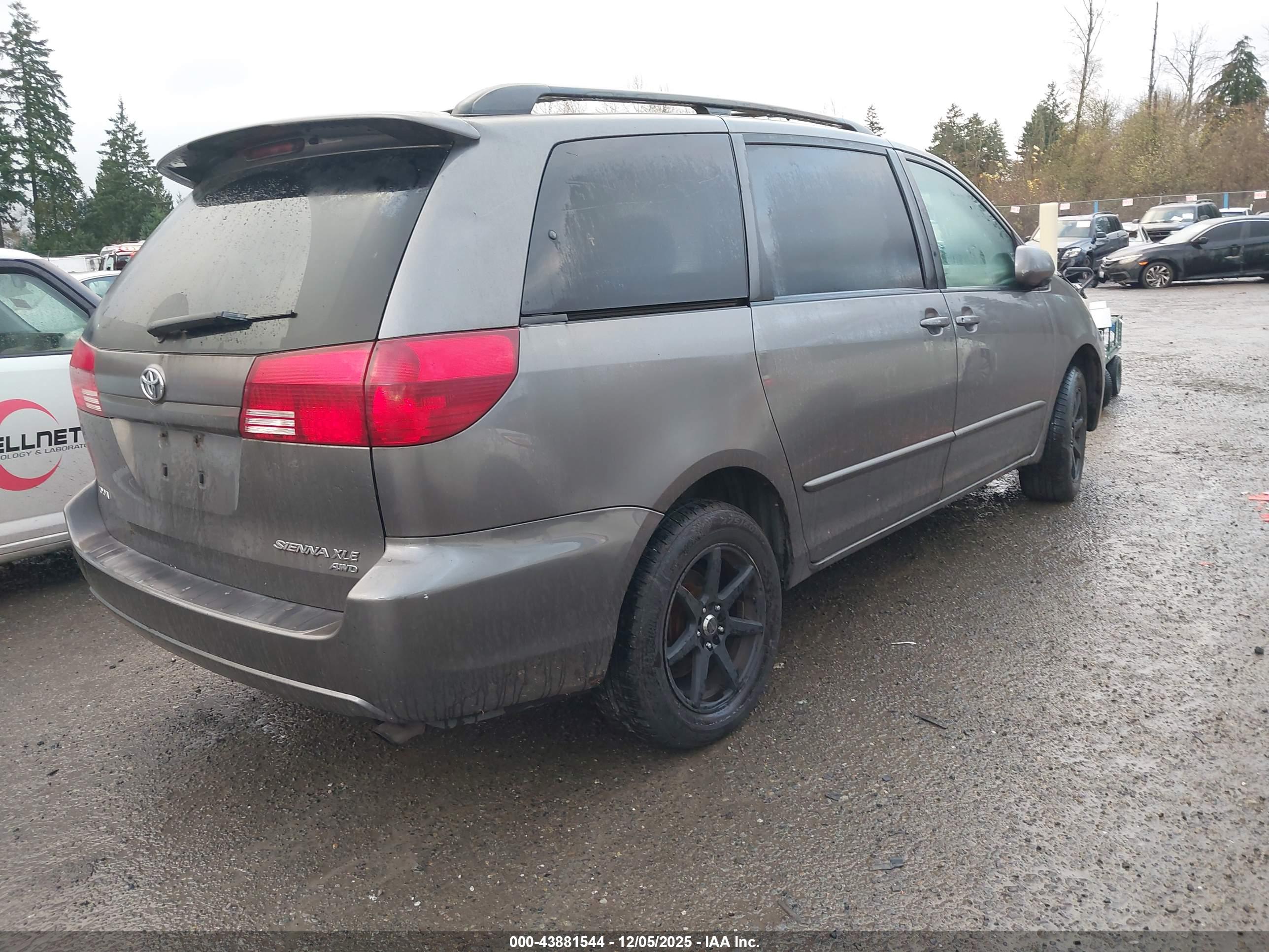 TOYOTA SIENNA image 4