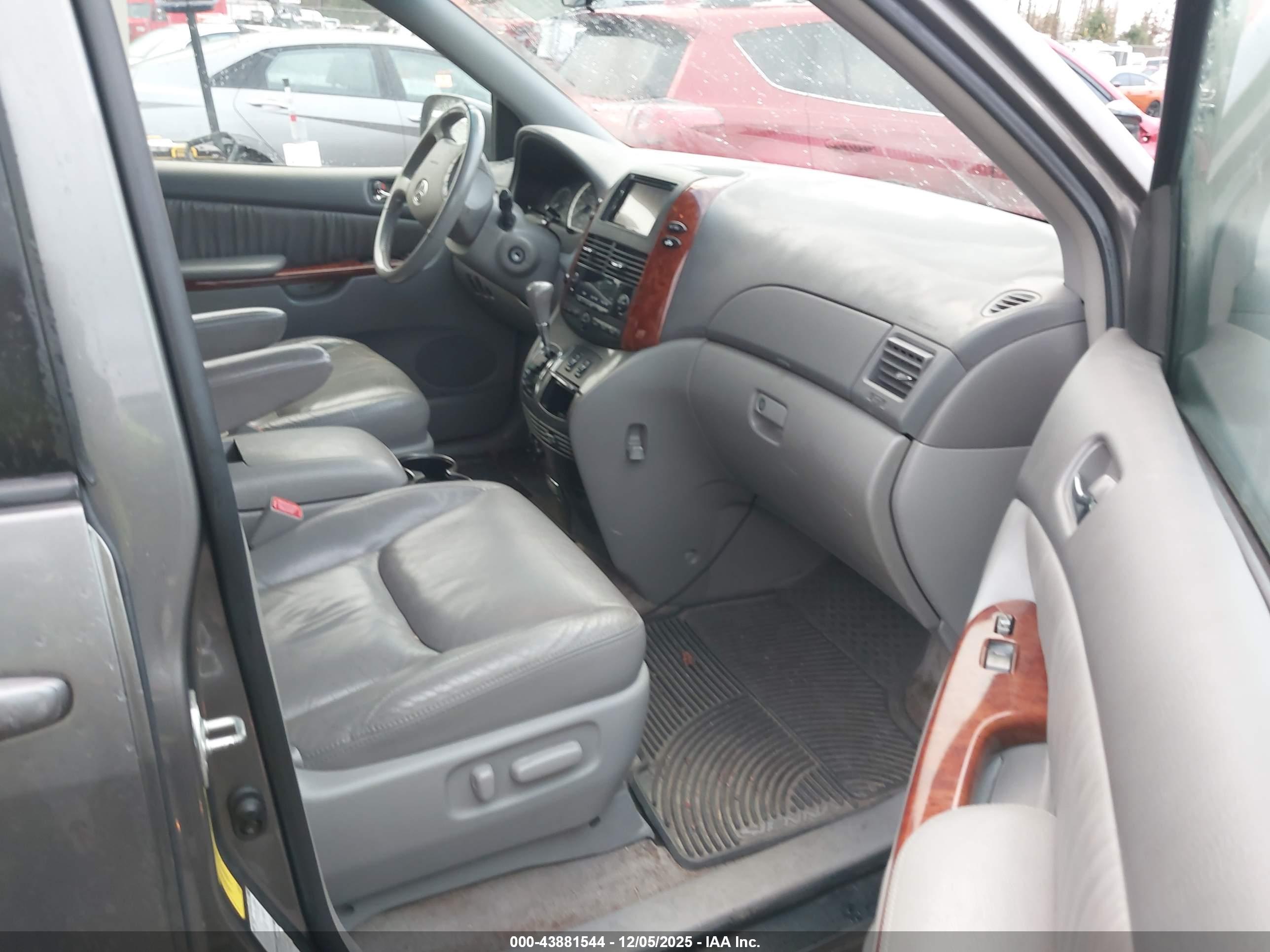 TOYOTA SIENNA image 5