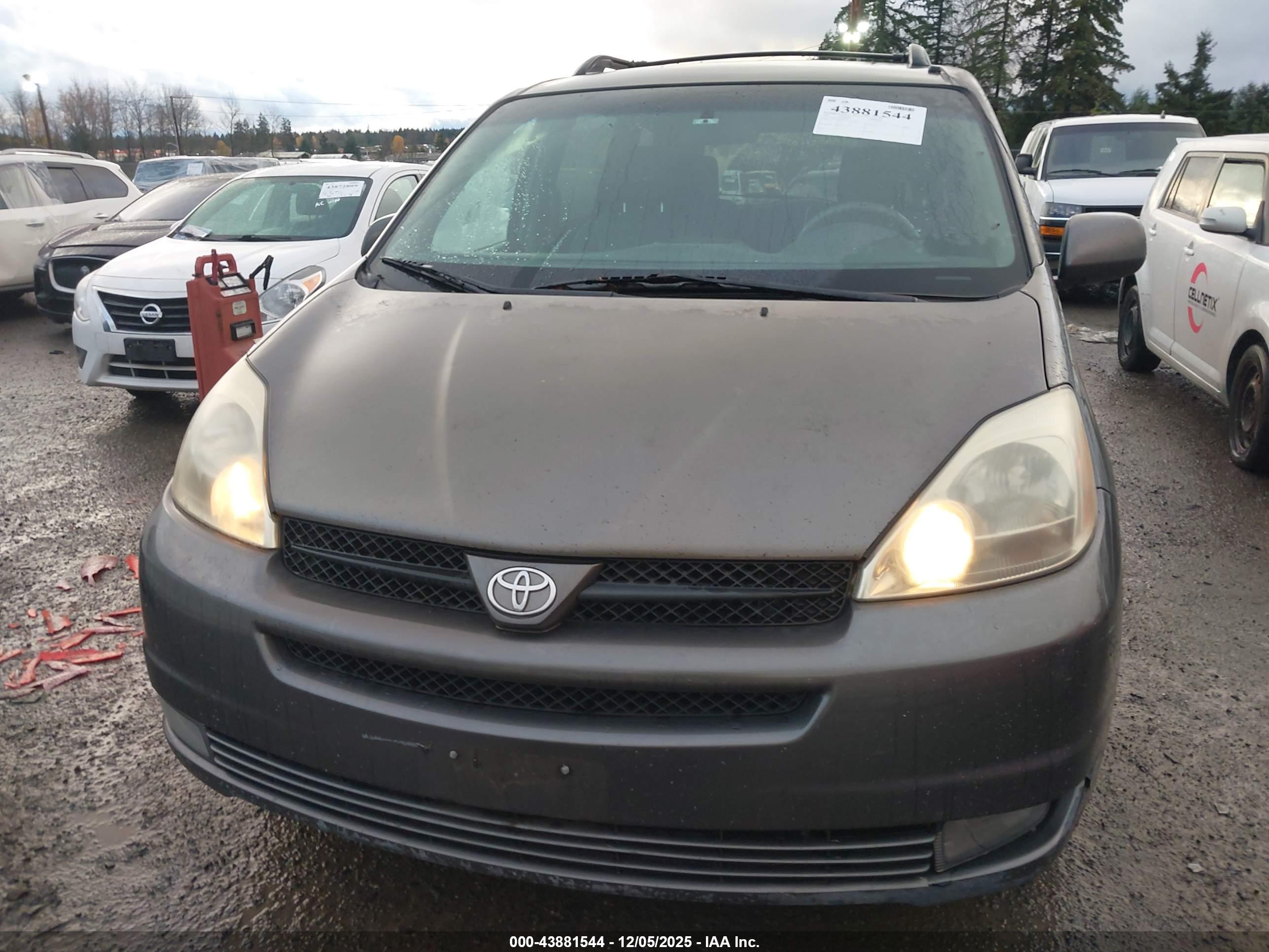 TOYOTA SIENNA image 6